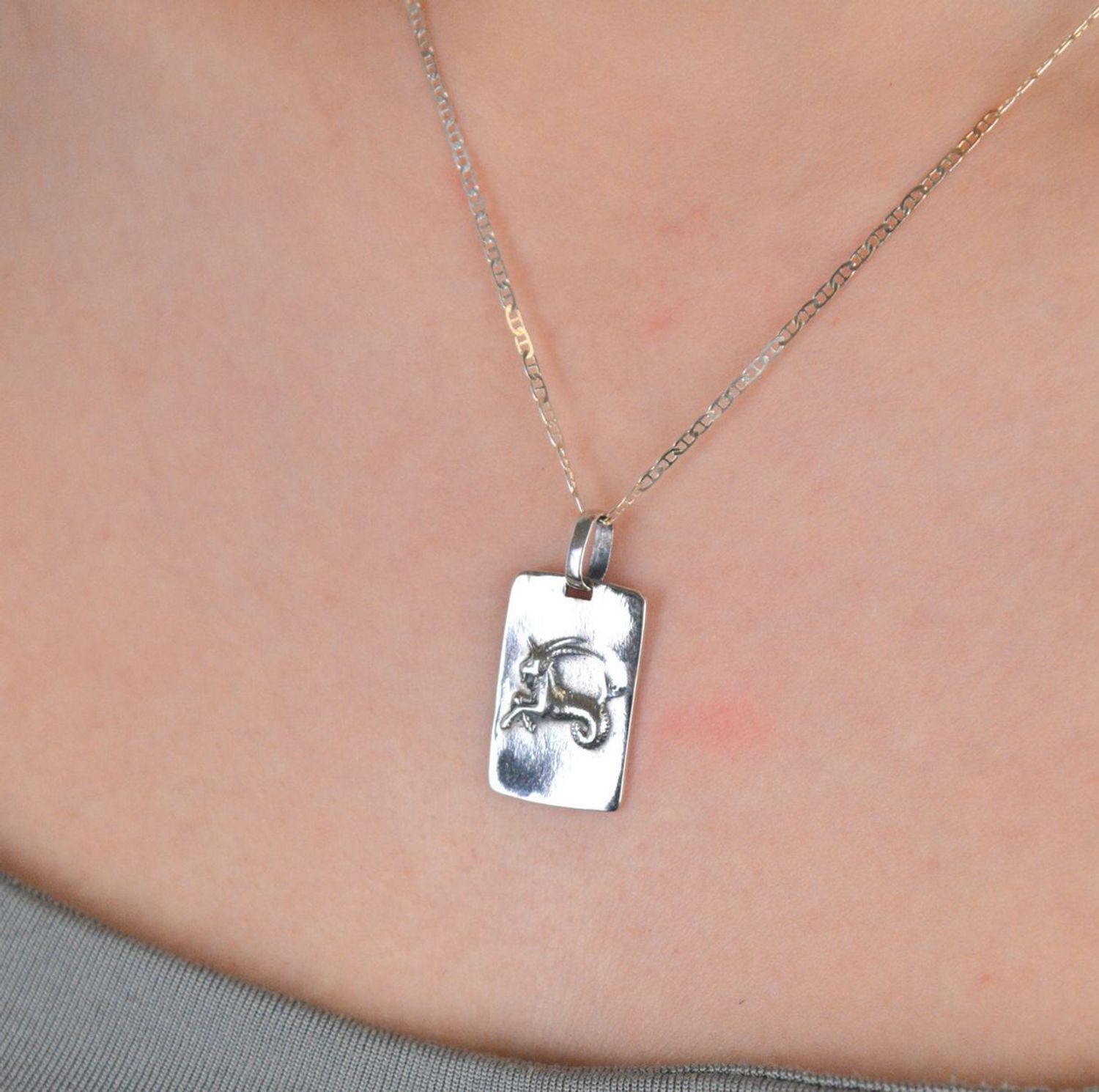 Zawieszka srebrna próba 925 koziorożec blaszka DIA-ZAW-3984-KOZIOROŻEC-925 Elegancka zawieszka srebrna w formie blaszki, ozdobiona symbolem Koziorożca, wykonana z srebra próby 925. 1.jpg