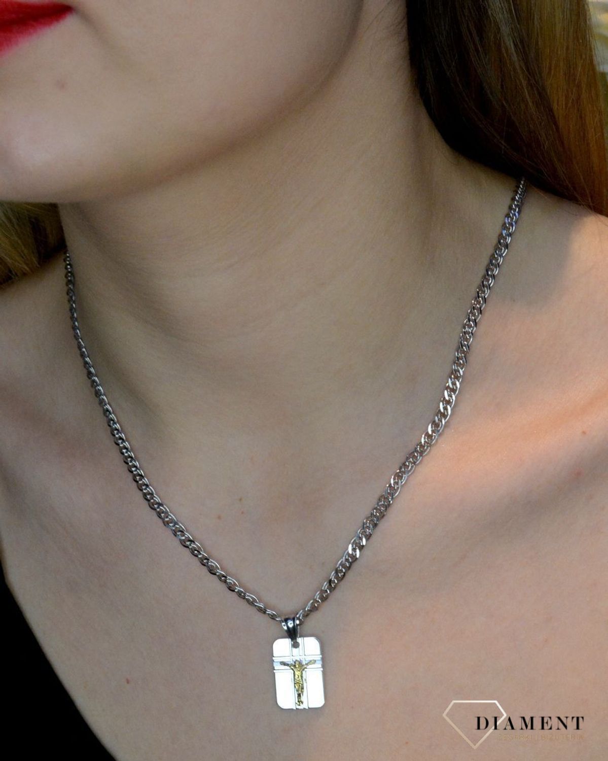 Srebrna zawieszka prostokątny medalik z Jezusem w pozłoceniu DIA-ZAW-40245-925.  Idealnie będzie pasował do srebrny subtelnych łańcuszków. Sprawdzi się również jako idealny prezent na komunię bądź chrzciny dla dziecka..jpg