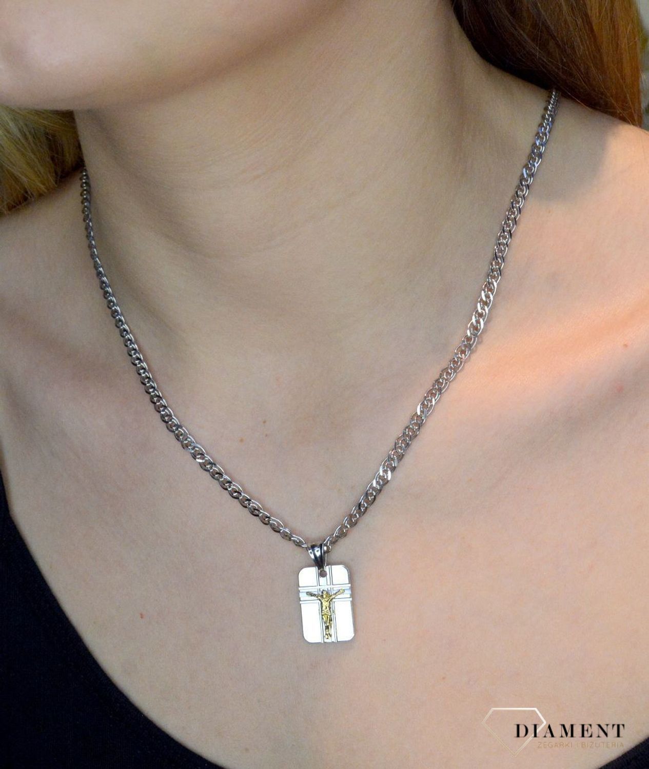 Srebrna zawieszka prostokątny medalik z Jezusem w pozłoceniu DIA-ZAW-40245-925.  Idealnie będzie pasował do srebrny subtelnych łańcuszków. Sprawdzi się również jako idealny prezent na komunię bądź chrzciny dla dziecka..jpg
