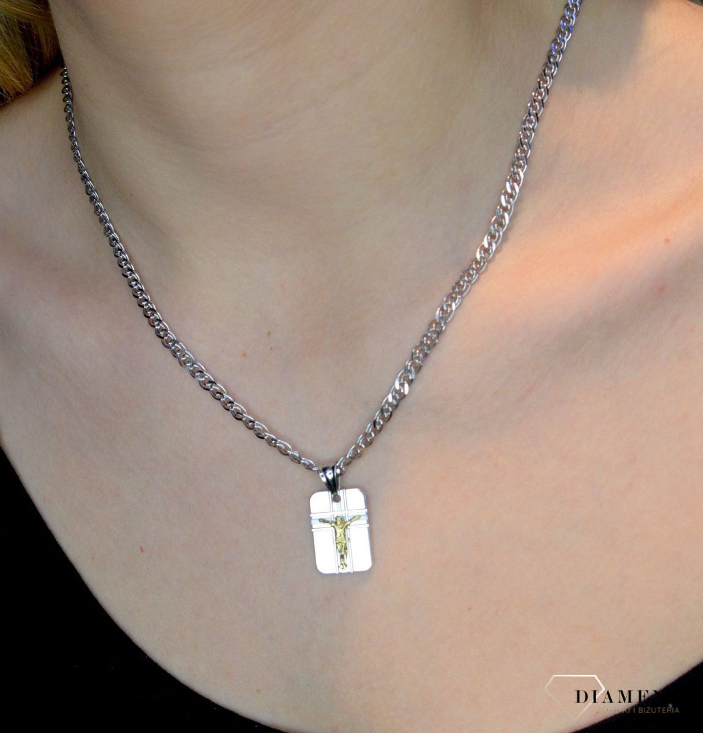 Srebrna zawieszka prostokątny medalik z Jezusem w pozłoceniu DIA-ZAW-40245-925.  Idealnie będzie pasował do srebrny subtelnych łańcuszków. Sprawdzi się również jako idealny prezent na komunię bądź chrzciny dla dziecka..jpg