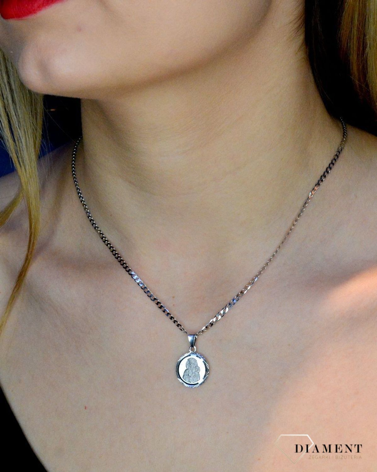 Srebrna zawieszka okrągła z Matką Boską Częstochowską DIA-ZAW-40245A-925.  Idealnie będzie pasował do srebrny subtelnych łańcuszków. Sprawdzi się również jako idealny prezent na komunię bądź chrzciny dla dziecka.jpg