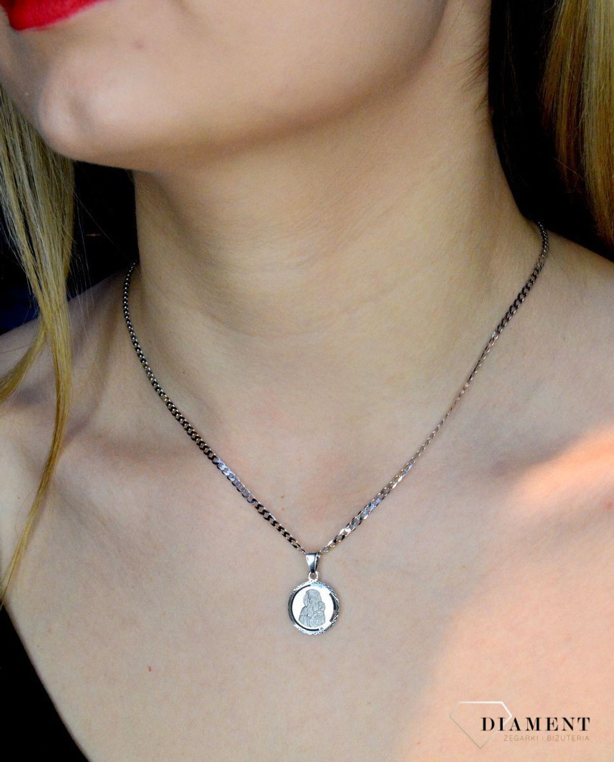 Srebrna zawieszka okrągła z Matką Boską Częstochowską DIA-ZAW-40245A-925.  Idealnie będzie pasował do srebrny subtelnych łańcuszków. Sprawdzi się również jako idealny prezent na komunię bądź chrzciny dla dziecka.jpg