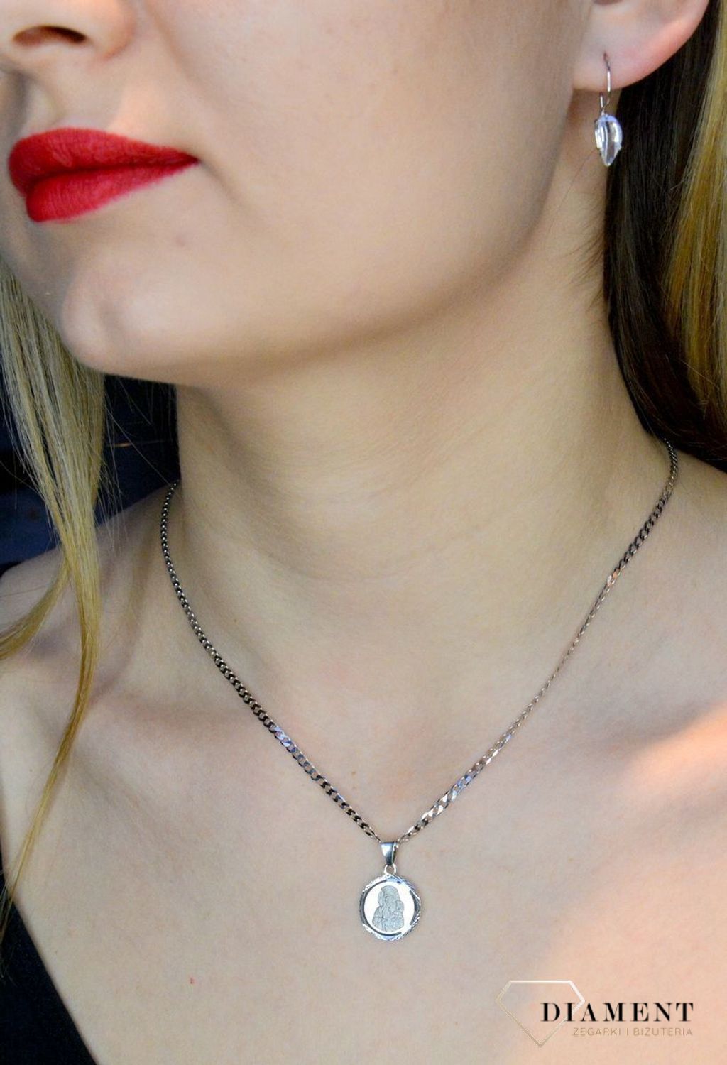 Srebrna zawieszka okrągła z Matką Boską Częstochowską DIA-ZAW-40245A-925.  Idealnie będzie pasował do srebrny subtelnych łańcuszków. Sprawdzi się również jako idealny prezent na komunię bądź chrzciny dla dziecka.jpg