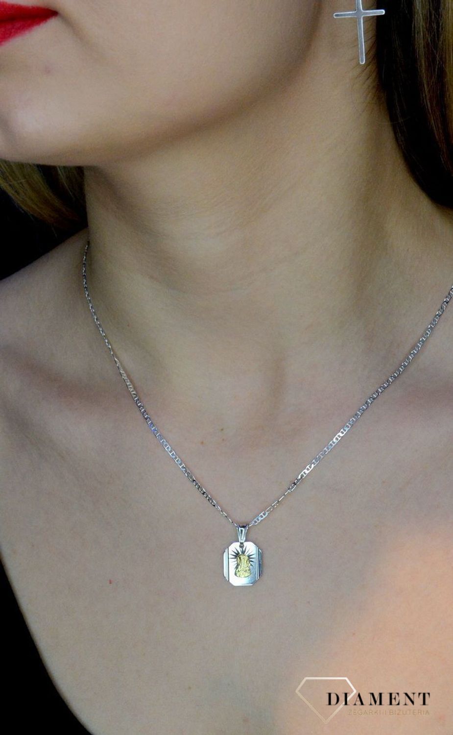 Srebrna zawieszka prostokątny medalik z Matką Boską Częstochowską w pozłoceniu DIA-ZAW-40245B-925. Idealnie będzie pasował do srebrny subtelnych łańcuszków. Sprawdzi się również jako idealny prezent na komunię bądź chrzciny dla dziec.jpg