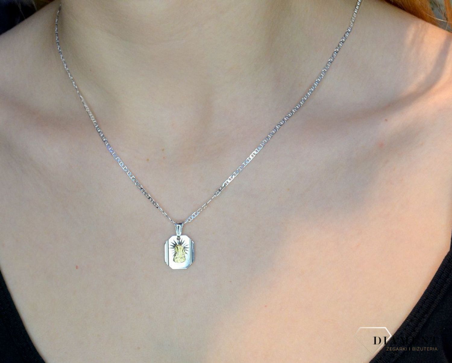 Srebrna zawieszka prostokątny medalik z Matką Boską Częstochowską w pozłoceniu DIA-ZAW-40245B-925. Idealnie będzie pasował do srebrny subtelnych łańcuszków. Sprawdzi się również jako idealny prezent na komunię bądź chrzciny dla dziec.jpg