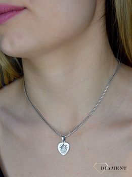 Srebrna zawieszka w kształcie serca z wizerunkiem Matki Boskiej DIA-ZAW-40245C-925. Idealnie będzie pasował do srebrny subtelnych łańcuszków. Sprawdzi się również jako idealny prezent na komunię bądź chrzciny dla dziecka (1).JPG