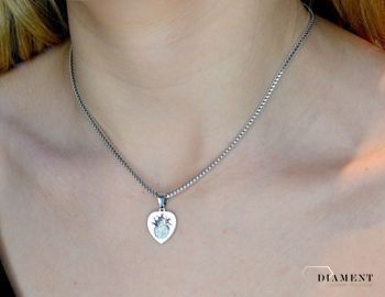 Srebrna zawieszka w kształcie serca z wizerunkiem Matki Boskiej DIA-ZAW-40245C-925. Idealnie będzie pasował do srebrny subtelnych łańcuszków. Sprawdzi się również jako idealny prezent na komunię bądź chrzciny dla dziecka (2).JPG