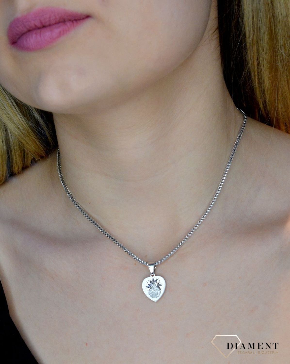 Srebrna zawieszka w kształcie serca z wizerunkiem Matki Boskiej DIA-ZAW-40245C-925. Idealnie będzie pasował do srebrny subtelnych łańcuszków. Sprawdzi się również jako idealny prezent na komunię bądź chrzciny dla dziecka.jpg
