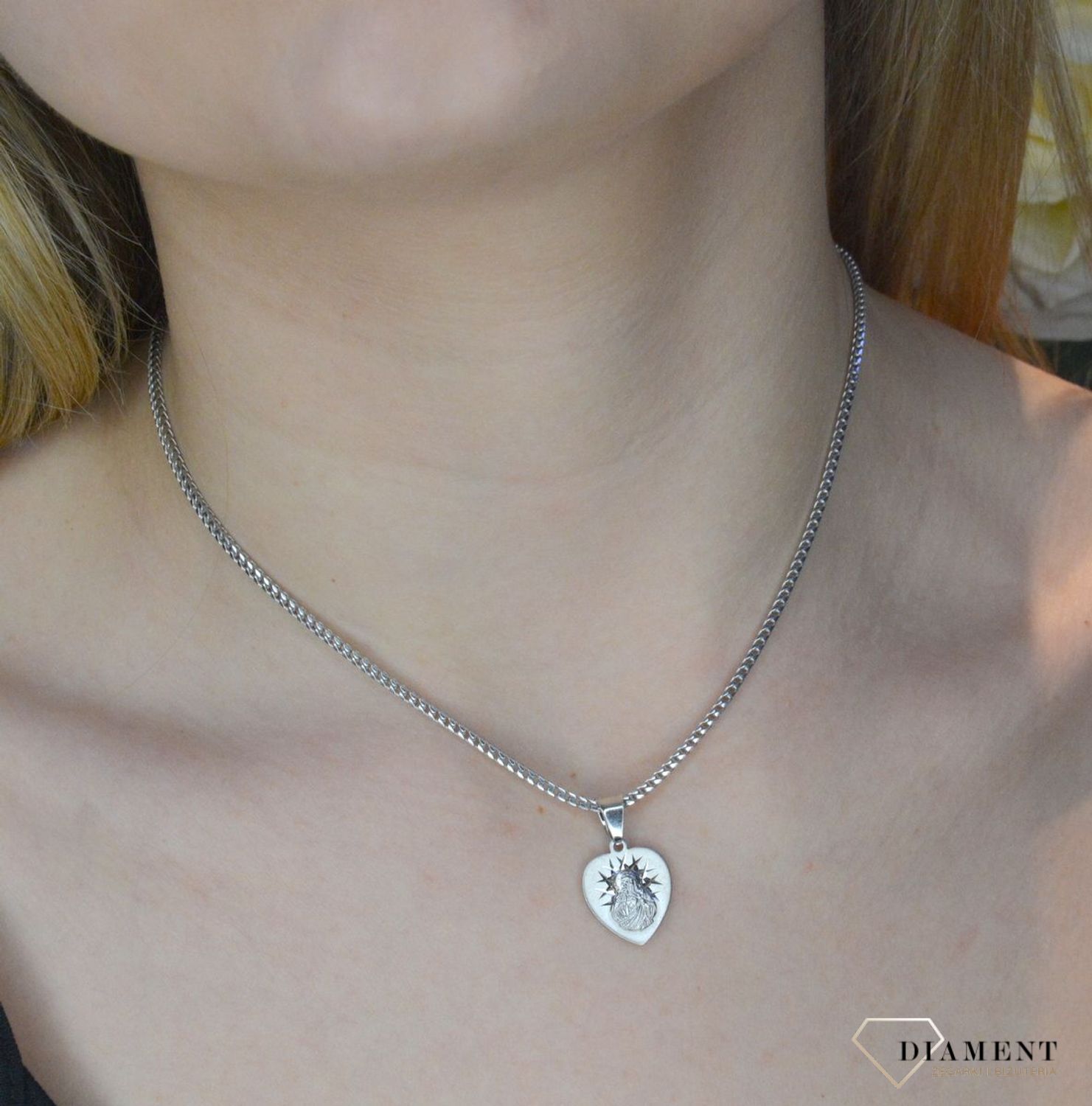 Srebrna zawieszka w kształcie serca z wizerunkiem Matki Boskiej DIA-ZAW-40245C-925. Idealnie będzie pasował do srebrny subtelnych łańcuszków. Sprawdzi się również jako idealny prezent na komunię bądź chrzciny dla dziecka.jpg