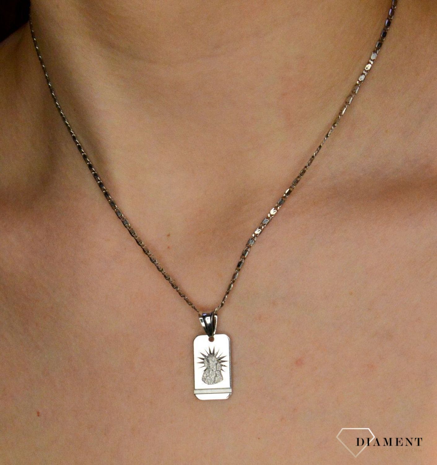 Srebrna zawieszka prostokątny medalik z Matką Boską CzęstochowskąDIA-ZAW-40245E-925. Idealnie będzie pasował do srebrny subtelnych łańcuszków. Sprawdzi się również jako idealny prezent na komunię bądź chrzciny dla dzieck.jpg