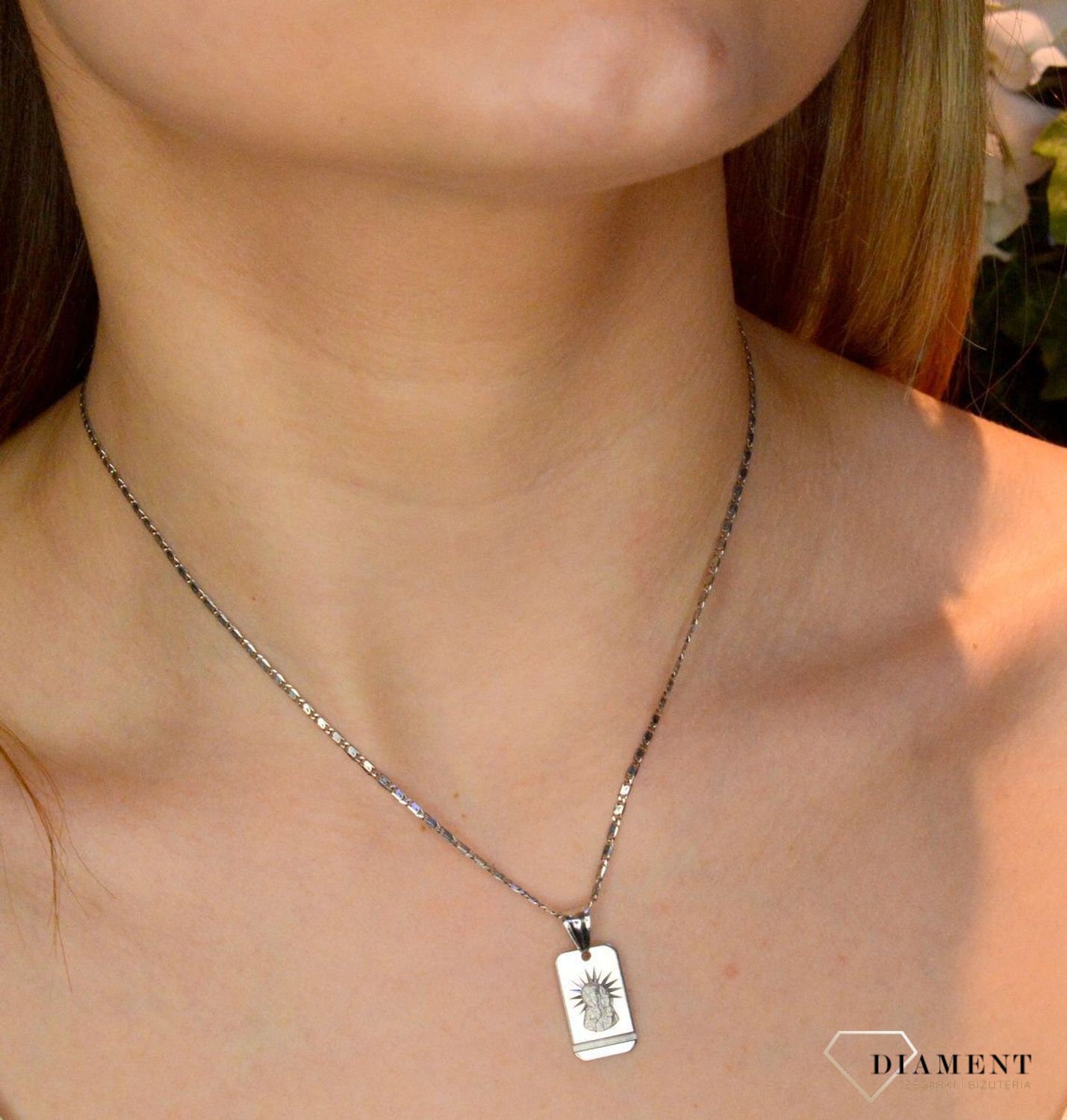 Srebrna zawieszka prostokątny medalik z Matką Boską CzęstochowskąDIA-ZAW-40245E-925. Idealnie będzie pasował do srebrny subtelnych łańcuszków. Sprawdzi się również jako idealny prezent na komunię bądź chrzciny dla dzieck.jpg