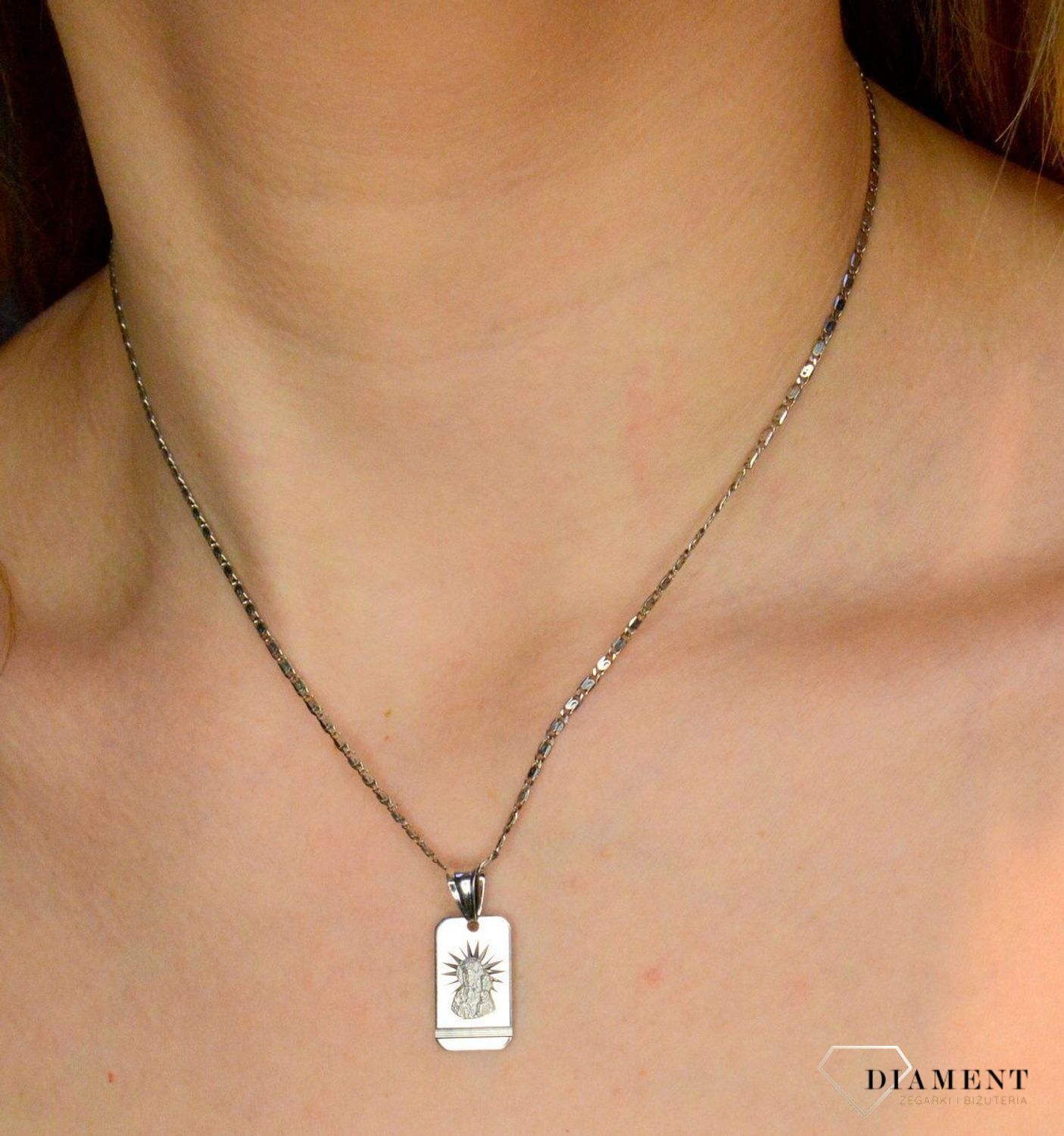 Srebrna zawieszka prostokątny medalik z Matką Boską CzęstochowskąDIA-ZAW-40245E-925. Idealnie będzie pasował do srebrny subtelnych łańcuszków. Sprawdzi się również jako idealny prezent na komunię bądź chrzciny dla dzieck.jpg