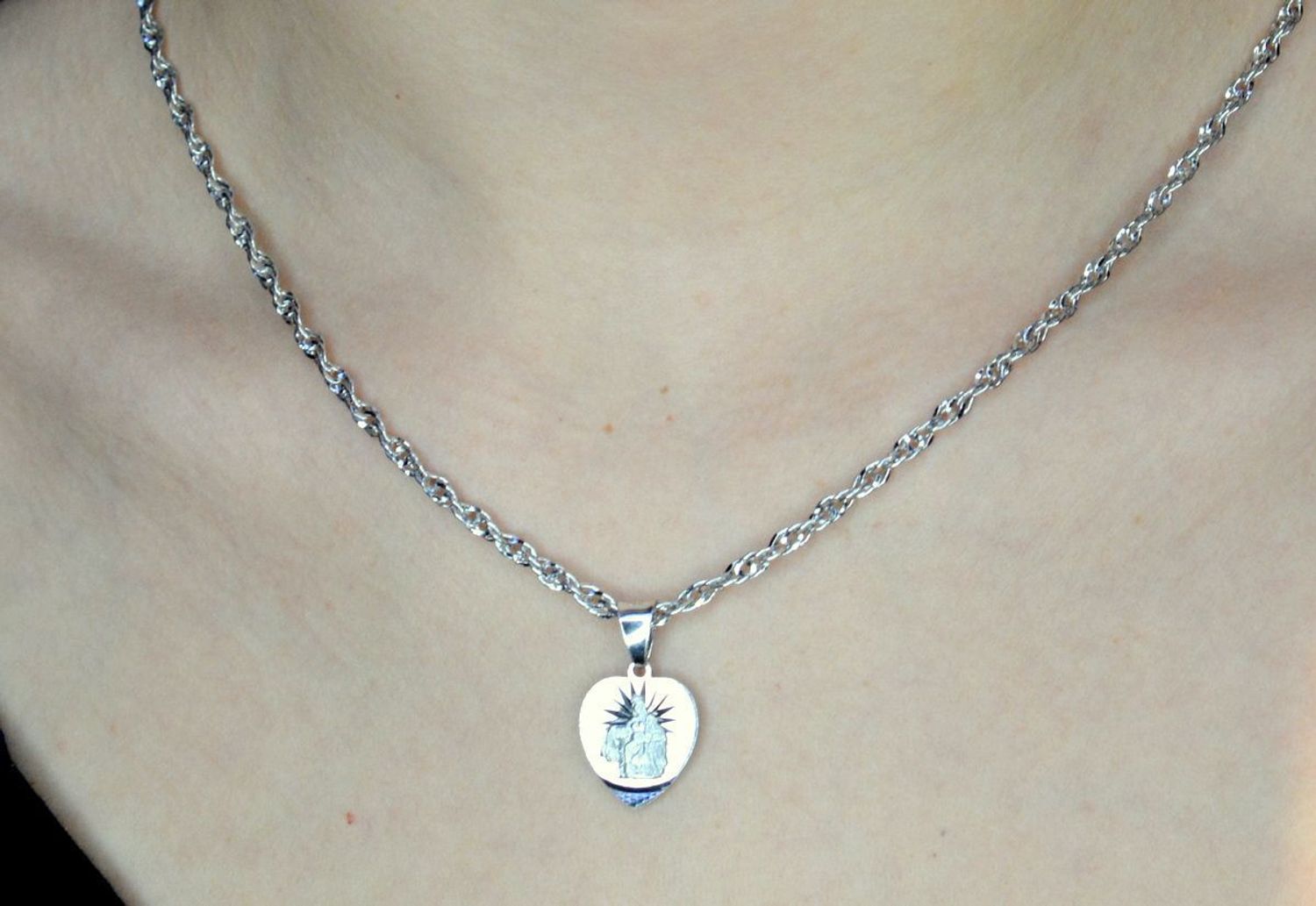 Srebrny medalik w kształcie serca z Matką Boską Częstochowską DIA-ZAW-40245F-925. Idealnie będzie pasował do srebrny subtelnych łańcuszków. Sprawdzi się również jako idealny prezent na komunię bądź chrzciny dla dziecka.jpg