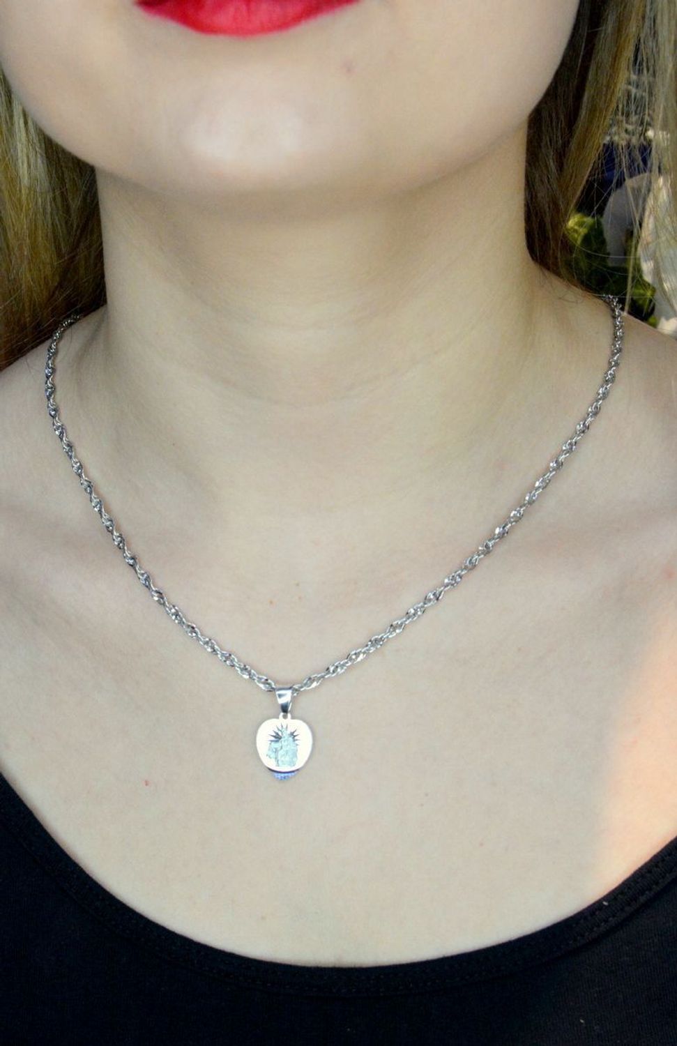 Srebrny medalik w kształcie serca z Matką Boską Częstochowską DIA-ZAW-40245F-925. Idealnie będzie pasował do srebrny subtelnych łańcuszków. Sprawdzi się również jako idealny prezent na komunię bądź chrzciny dla dziecka.jpg