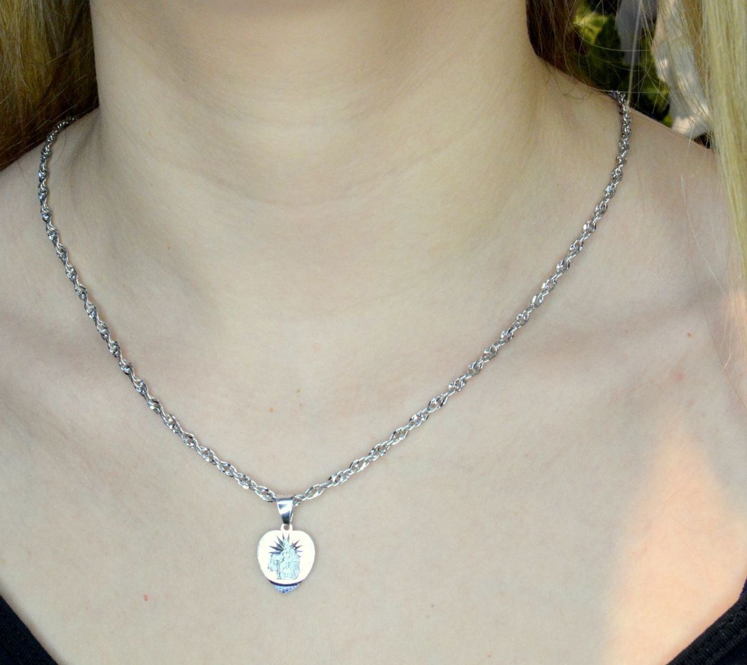 Srebrny medalik w kształcie serca z Matką Boską Częstochowską DIA-ZAW-40245F-925. Idealnie będzie pasował do srebrny subtelnych łańcuszków. Sprawdzi się również jako idealny prezent na komunię bądź chrzciny dla dziecka.jpg