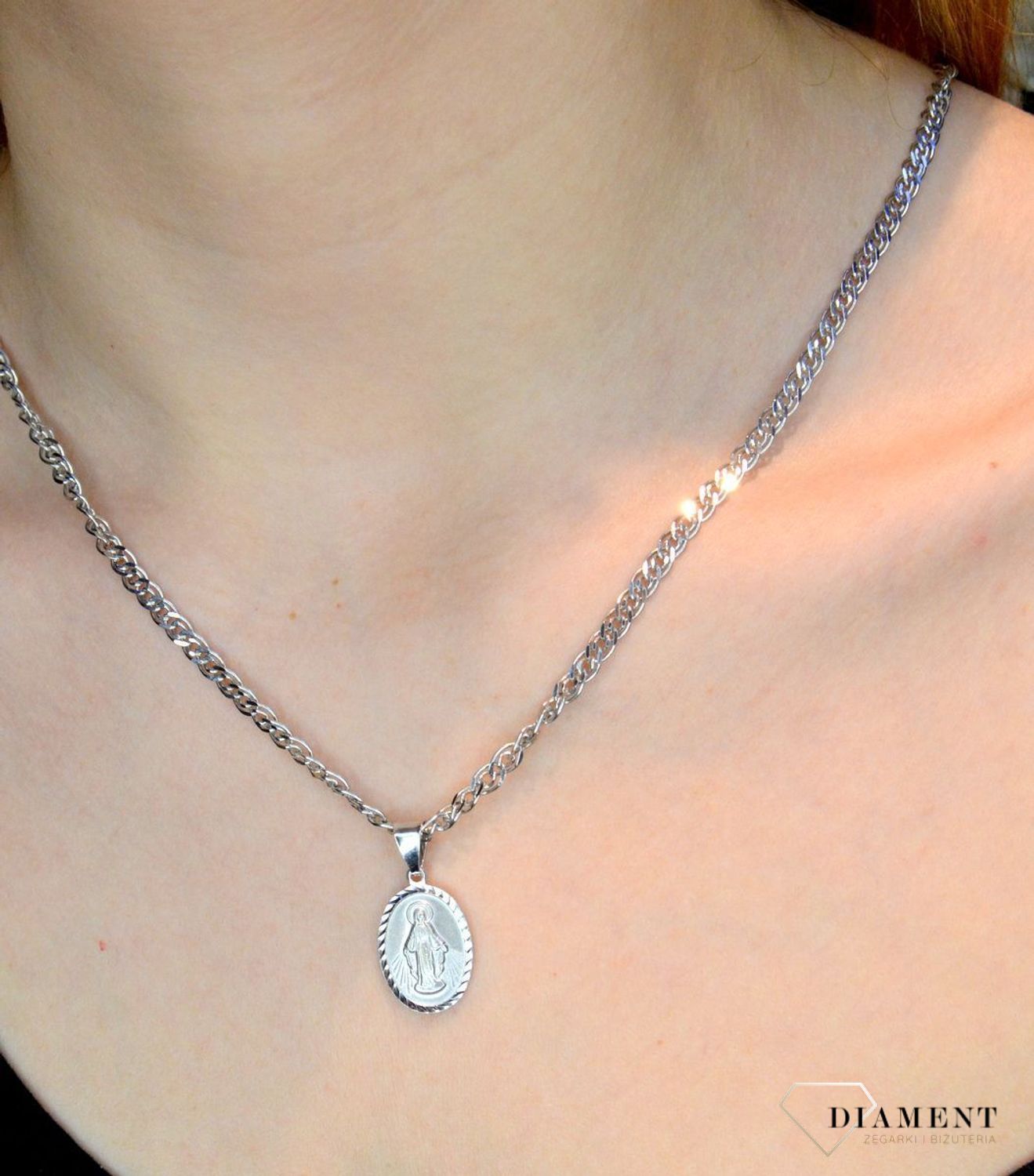 Srebrna zawieszka owalny  medalik z Jezusem DIA-ZAW-40245G-925.  Idealnie będzie pasował do srebrny subtelnych łańcuszków. Sprawdzi się również jako idealny prezent na komunię bądź chrzciny dla dziecka.jpg