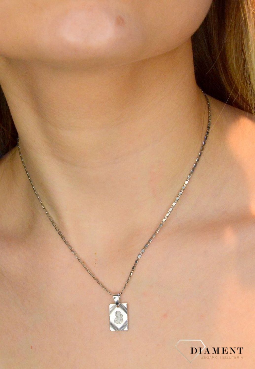 Srebrna zawieszka prostokątny medalik z Matką Boską Częstochowską DIA-ZAW-40245H-925.  Idealnie będzie pasował do srebrny subtelnych łańcuszków. Sprawdzi się również jako idealny prezent na komunię bądź chrzciny dla dziecka.jpg