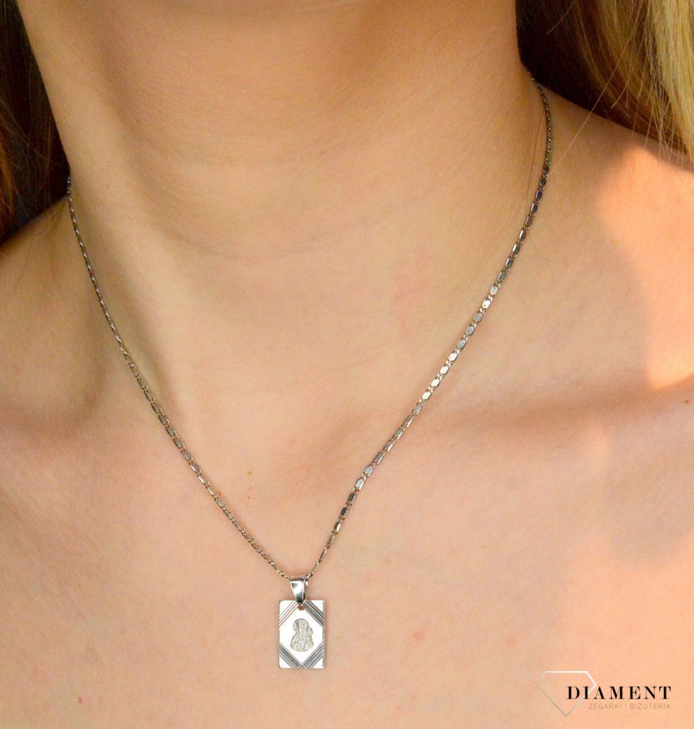 Srebrna zawieszka prostokątny medalik z Matką Boską Częstochowską DIA-ZAW-40245H-925.  Idealnie będzie pasował do srebrny subtelnych łańcuszków. Sprawdzi się również jako idealny prezent na komunię bądź chrzciny dla dziecka.jpg