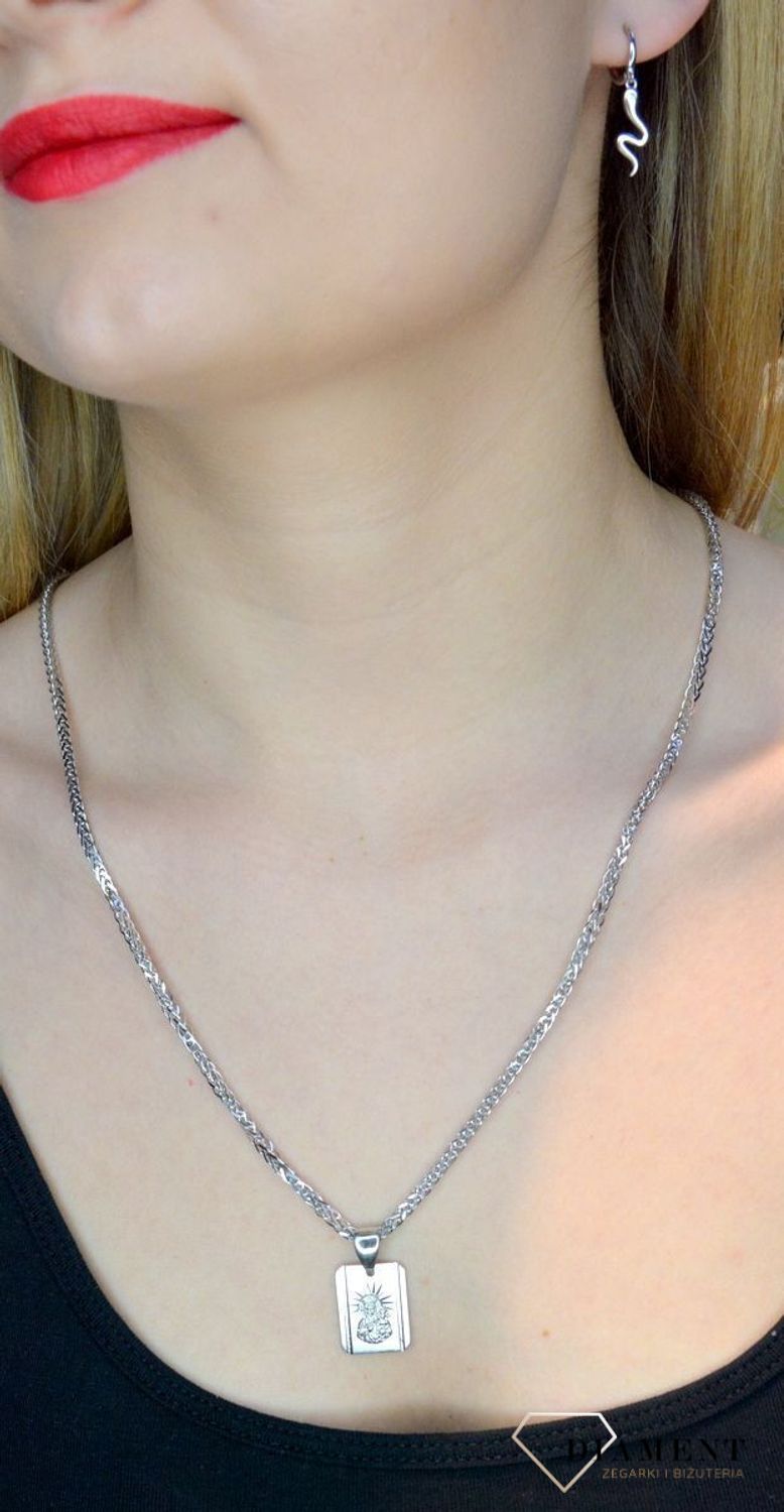 Srebrna zawieszka prostokątny medalik z Matką Boską Częstochowską DIA-ZAW-40245J-925. Idealnie będzie pasował do srebrny subtelnych łańcuszków. Sprawdzi się również jako idealny prezent na komunię bądź chrzciny dla dziecka.jpg