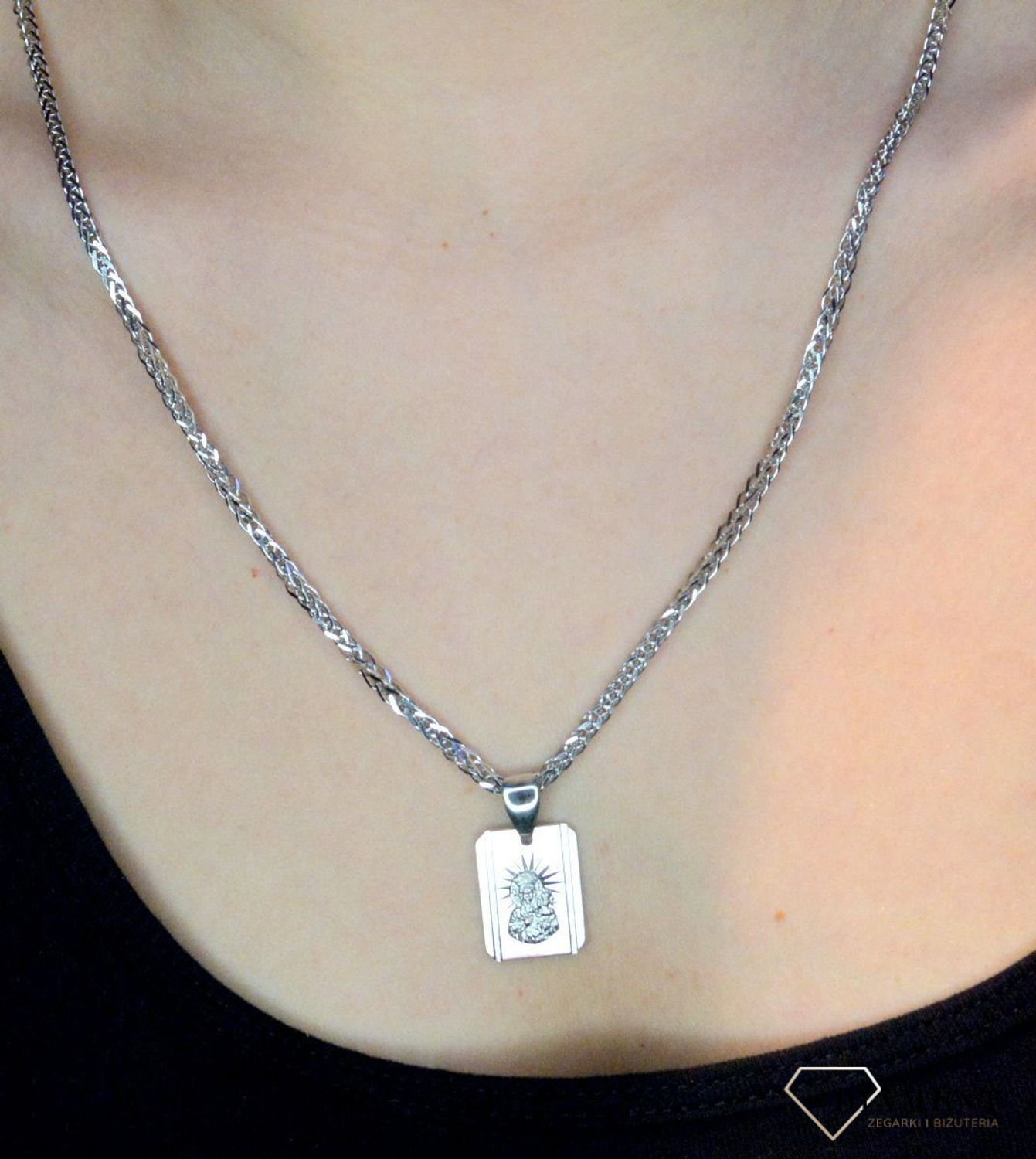 Srebrna zawieszka prostokątny medalik z Matką Boską Częstochowską DIA-ZAW-40245J-925. Idealnie będzie pasował do srebrny subtelnych łańcuszków. Sprawdzi się również jako idealny prezent na komunię bądź chrzciny dla dziecka.jpg