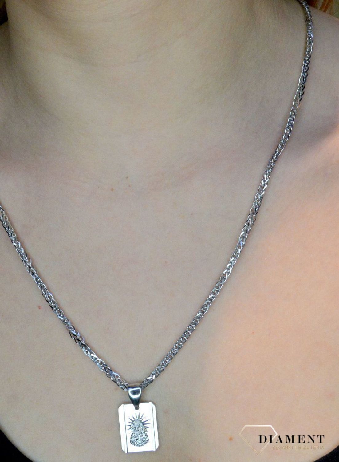 Srebrna zawieszka prostokątny medalik z Matką Boską Częstochowską DIA-ZAW-40245J-925. Idealnie będzie pasował do srebrny subtelnych łańcuszków. Sprawdzi się również jako idealny prezent na komunię bądź chrzciny dla dziecka.jpg