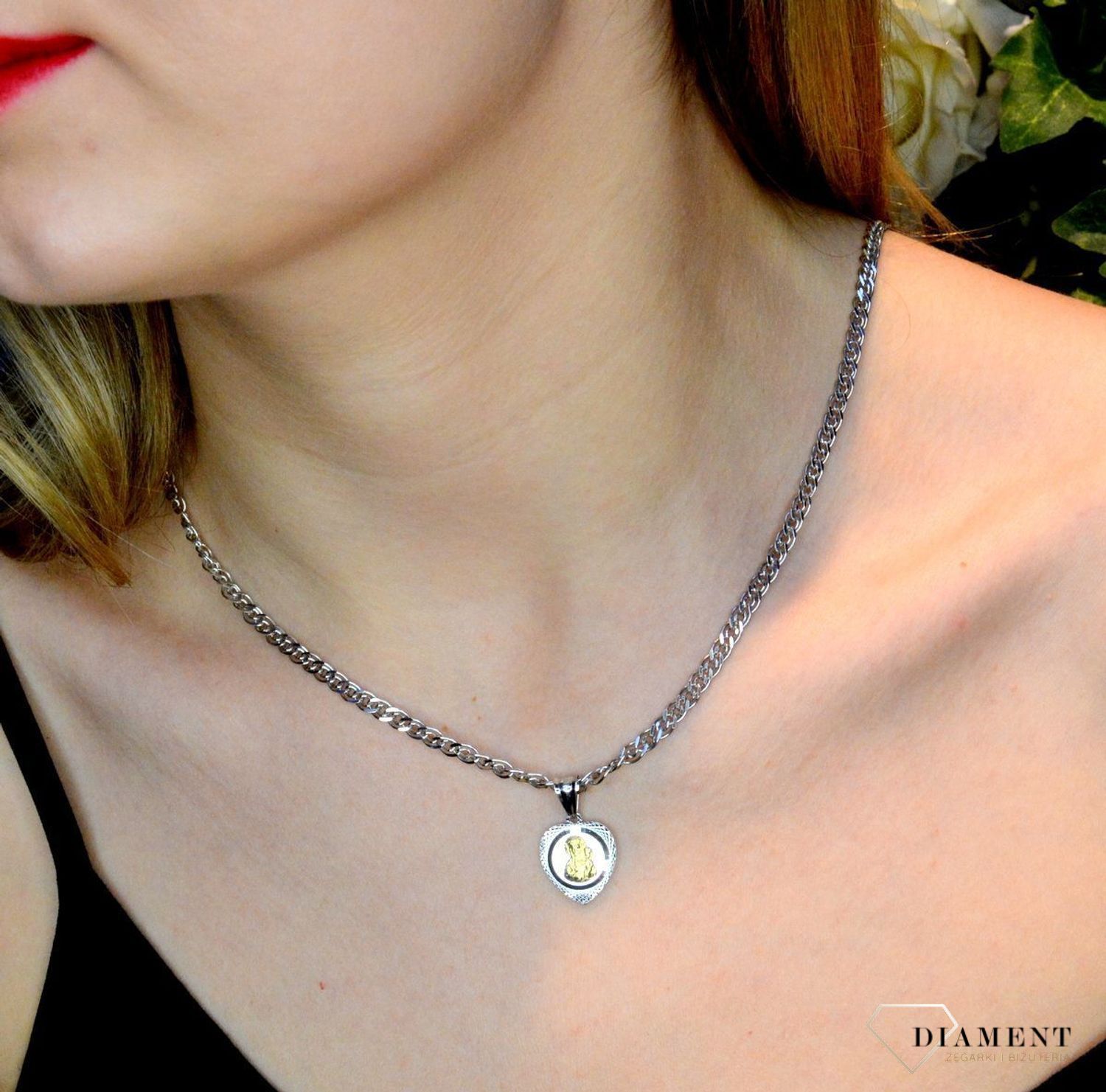 Srebrny medalik w kształcie serca z  pozłacanym wizerunkiem DIA-ZAW-40245K-925. Idealnie będzie pasował do srebrny subtelnych łańcuszków. Sprawdzi się również jako idealny prezent na komunię bądź chrzciny dla dziecka.jpg