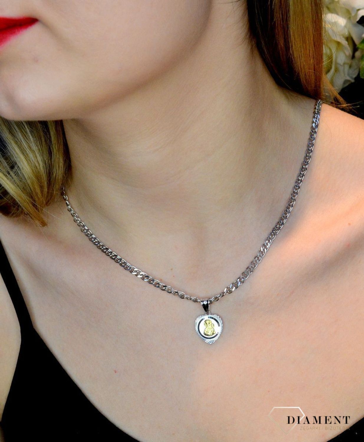 Srebrny medalik w kształcie serca z  pozłacanym wizerunkiem DIA-ZAW-40245K-925. Idealnie będzie pasował do srebrny subtelnych łańcuszków. Sprawdzi się również jako idealny prezent na komunię bądź chrzciny dla dziecka.jpg