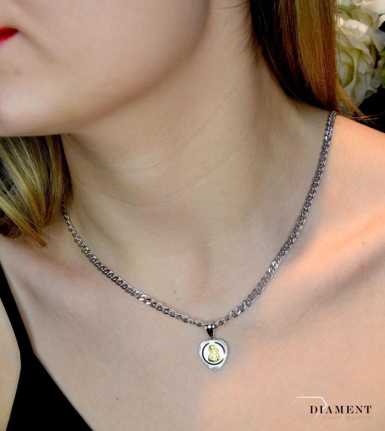 Srebrny medalik w kształcie serca z  pozłacanym wizerunkiem DIA-ZAW-40245K-925. Idealnie będzie pasował do srebrny subtelnych łańcuszków. Sprawdzi się również jako idealny prezent na komunię bądź chrzciny dla dziecka.jpg