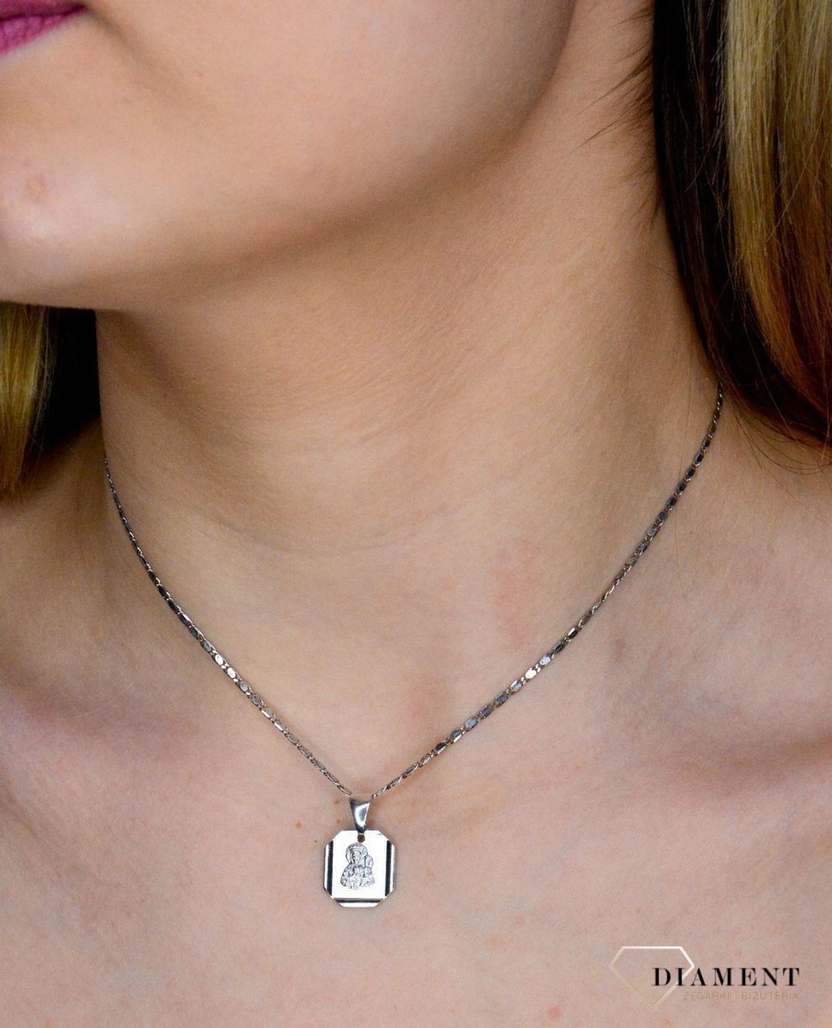 Srebrna zawieszka prostokątny medalik z Matką Boską Częstochowską DIA-ZAW-40245L-925 .Idealnie będzie pasował do srebrny subtelnych łańcuszków. Sprawdzi się również jako idealny prezent na komunię bądź chrzciny dla dziecka.jpg