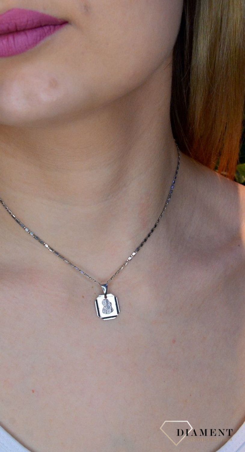 Srebrna zawieszka prostokątny medalik z Matką Boską Częstochowską DIA-ZAW-40245L-925 .Idealnie będzie pasował do srebrny subtelnych łańcuszków. Sprawdzi się również jako idealny prezent na komunię bądź chrzciny dla dziecka.jpg