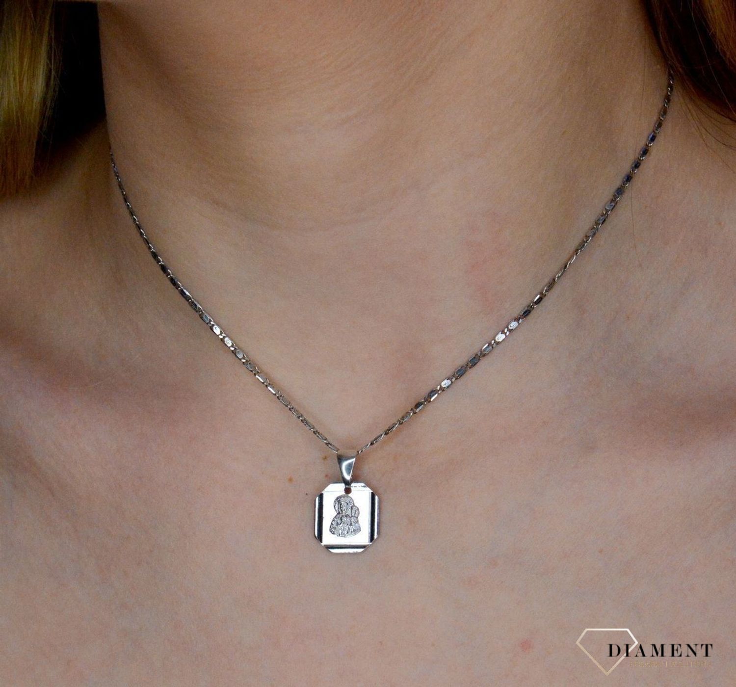 Srebrna zawieszka prostokątny medalik z Matką Boską Częstochowską DIA-ZAW-40245L-925 .Idealnie będzie pasował do srebrny subtelnych łańcuszków. Sprawdzi się również jako idealny prezent na komunię bądź chrzciny dla dziecka.jpg