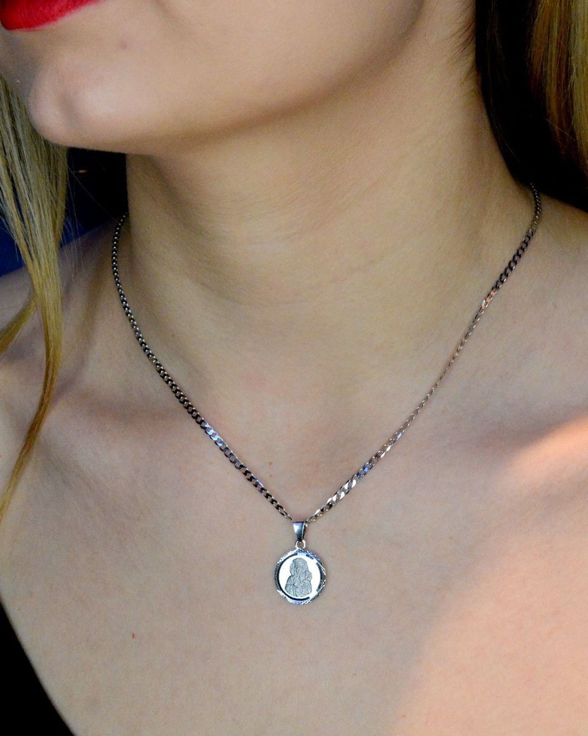 Srebrna zawieszka okrągła z Matką Boską Częstochowską DIA-ZAW-40245M-925. Idealnie będzie pasował do srebrny subtelnych łańcuszków. Sprawdzi się również jako idealny prezent na komunię bądź chrzciny dla dziecka.jpg