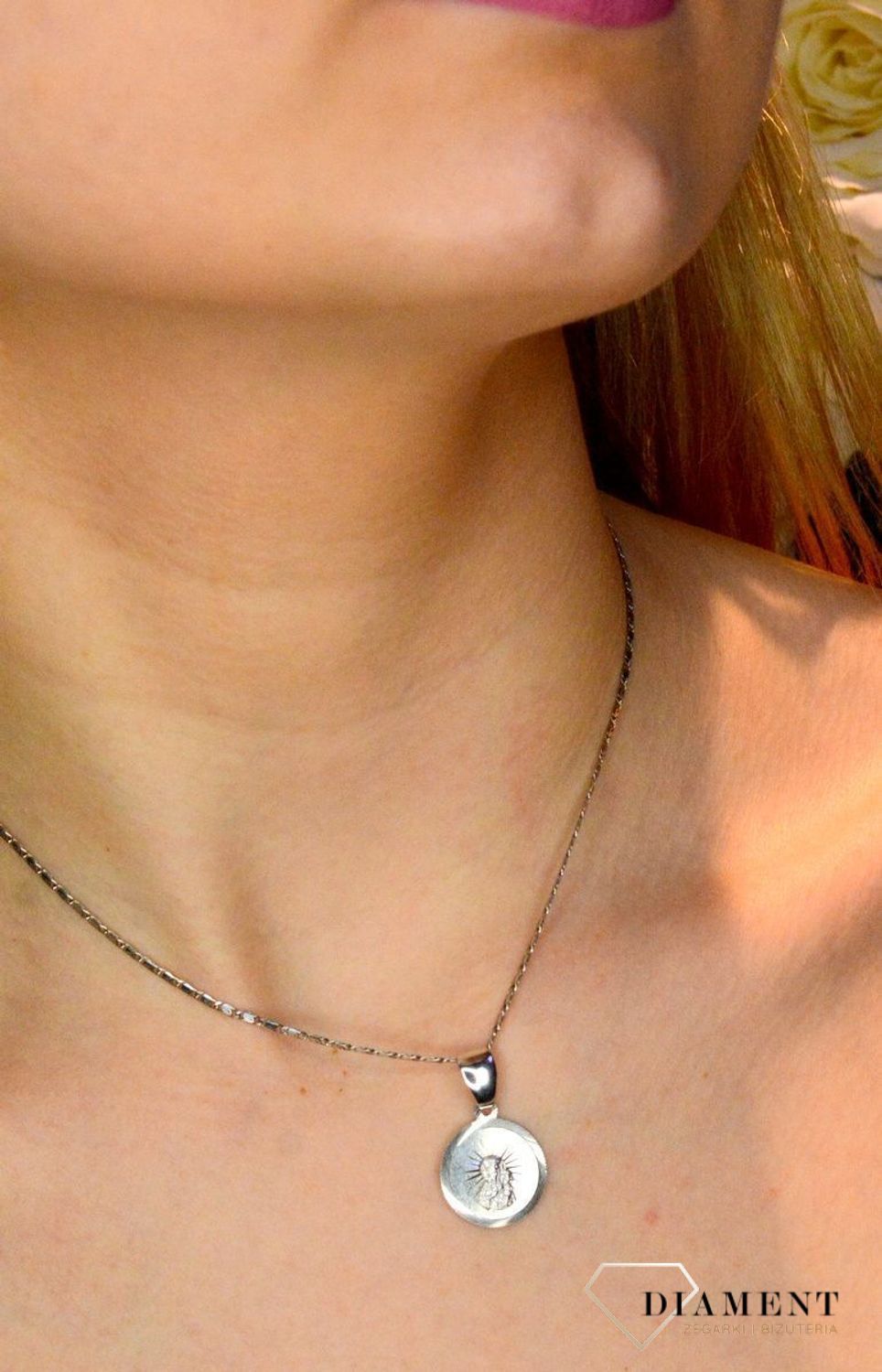 Srebrny medalik okrągły z Matką Boską Częstochowską DIA-ZAW-40893-925. Idealnie będzie pasował do srebrny subtelnych łańcuszków. Sprawdzi się również jako idealny prezent na komunię bądź chrzciny dla dziecka.jpg