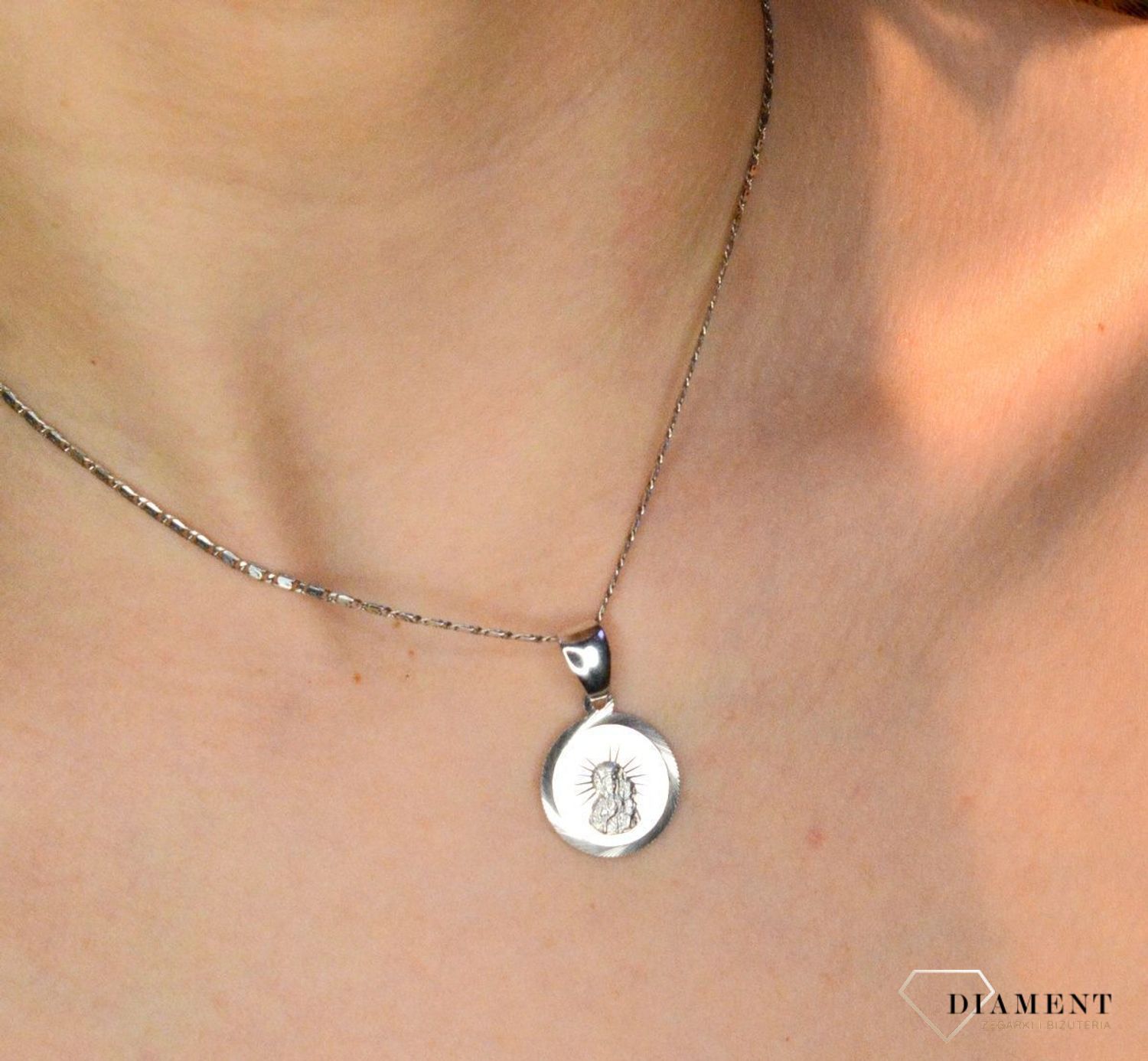 Srebrny medalik okrągły z Matką Boską Częstochowską DIA-ZAW-40893-925. Idealnie będzie pasował do srebrny subtelnych łańcuszków. Sprawdzi się również jako idealny prezent na komunię bądź chrzciny dla dziecka.jpg