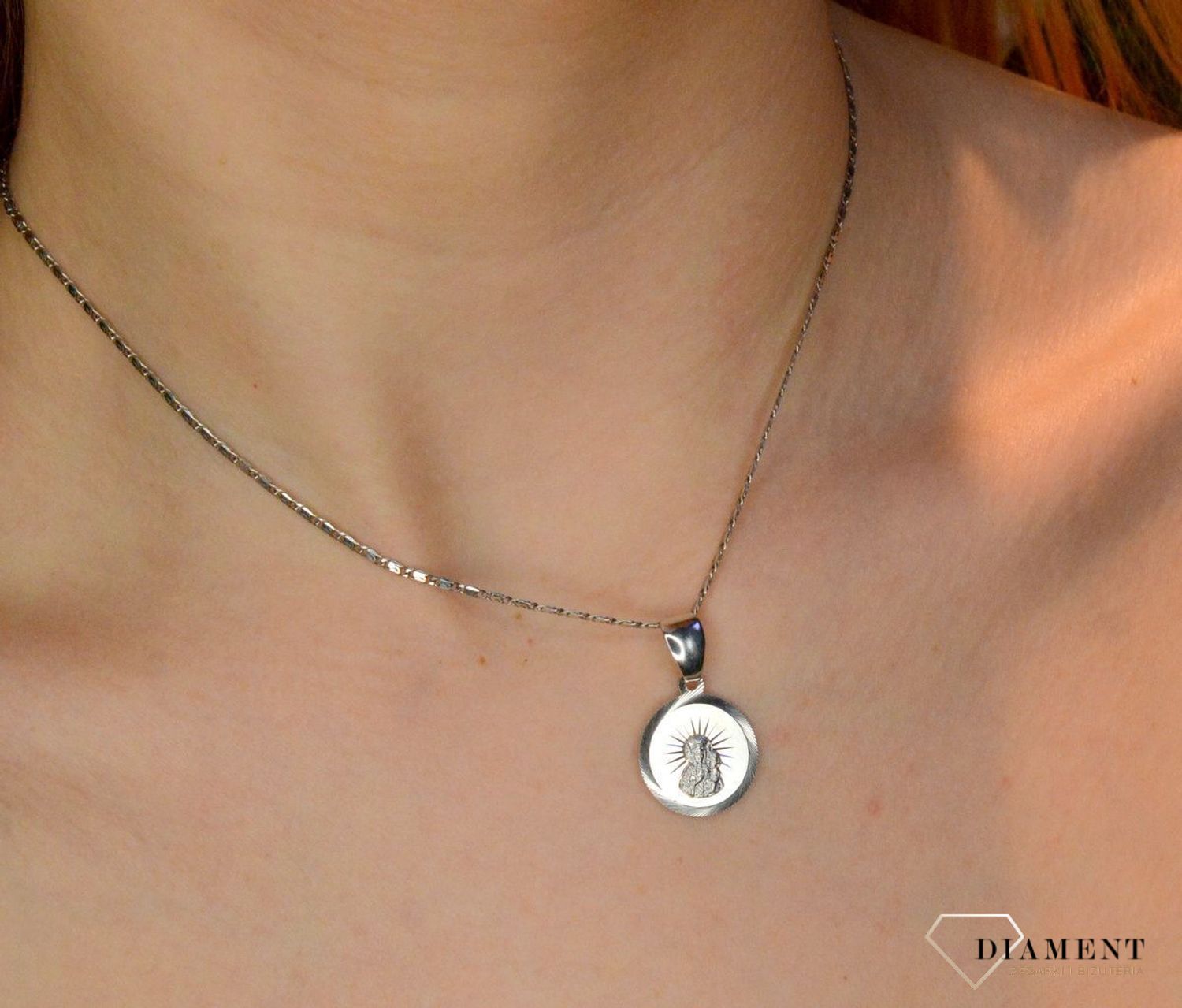 Srebrny medalik okrągły z Matką Boską Częstochowską DIA-ZAW-40893-925. Idealnie będzie pasował do srebrny subtelnych łańcuszków. Sprawdzi się również jako idealny prezent na komunię bądź chrzciny dla dziecka.jpg