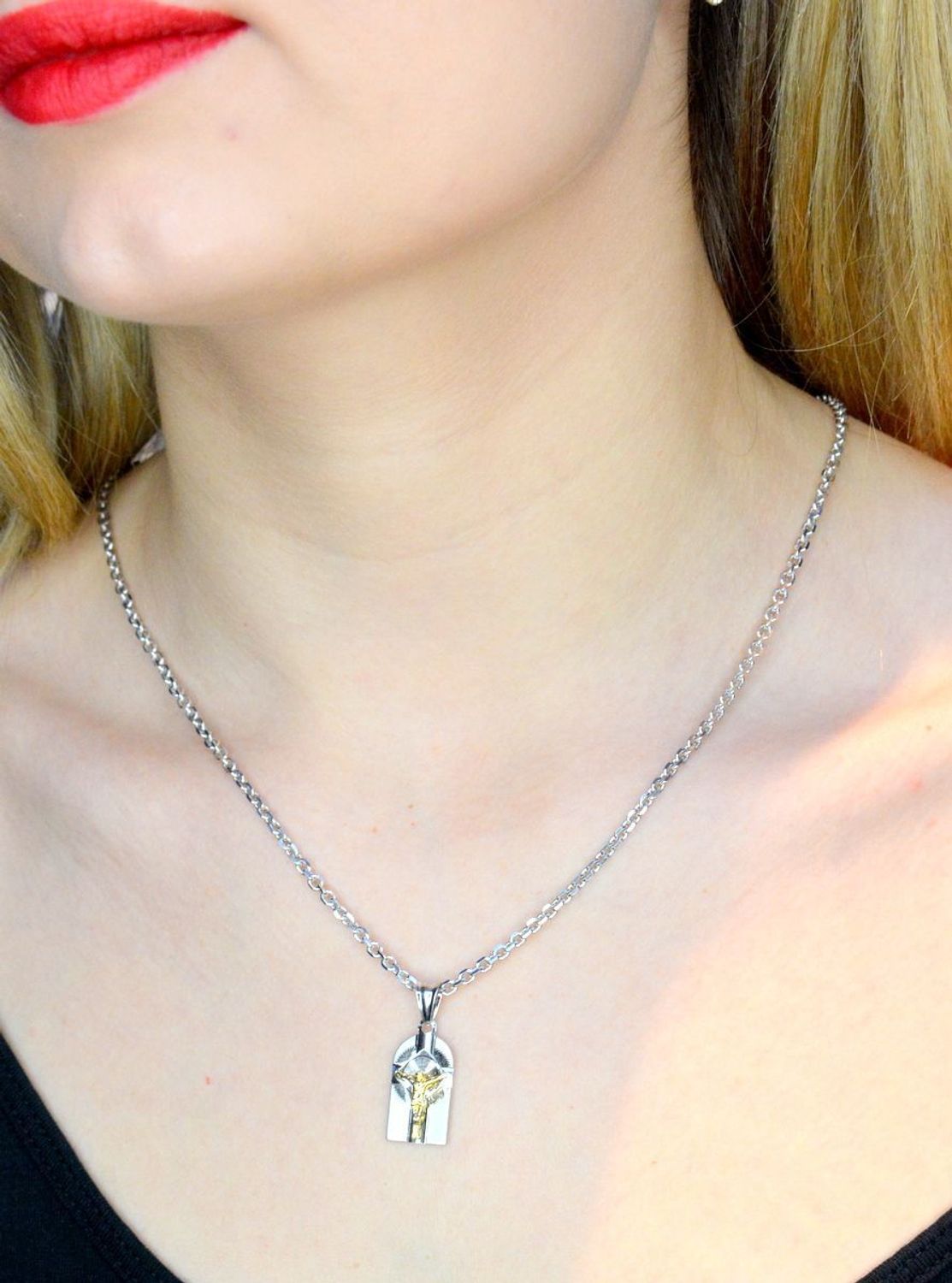 Srebrna zawieszka medalik z Jezusem w pozłoceniu DIA-ZAW-41054-925.  Idealnie będzie pasował do srebrny subtelnych łańcuszków. Sprawdzi się również jako idealny prezent na komunię bądź chrzciny dla dziecka.jpg