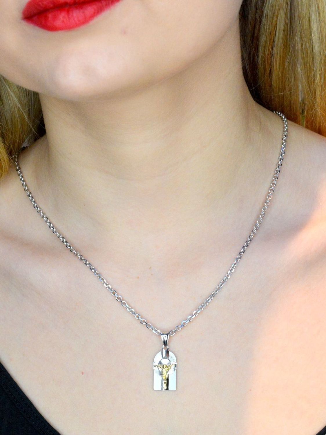 Srebrna zawieszka medalik z Jezusem w pozłoceniu DIA-ZAW-41054-925.  Idealnie będzie pasował do srebrny subtelnych łańcuszków. Sprawdzi się również jako idealny prezent na komunię bądź chrzciny dla dziecka.jpg