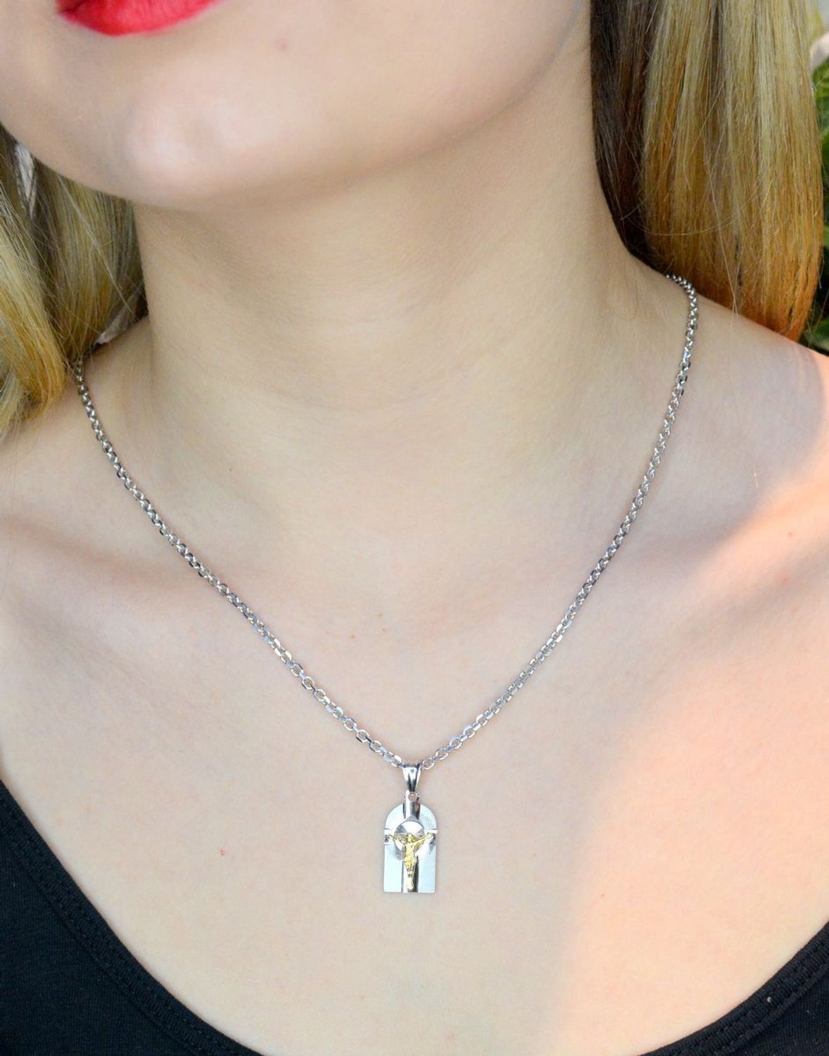 Srebrna zawieszka medalik z Jezusem w pozłoceniu DIA-ZAW-41054-925.  Idealnie będzie pasował do srebrny subtelnych łańcuszków. Sprawdzi się również jako idealny prezent na komunię bądź chrzciny dla dziecka.jpg