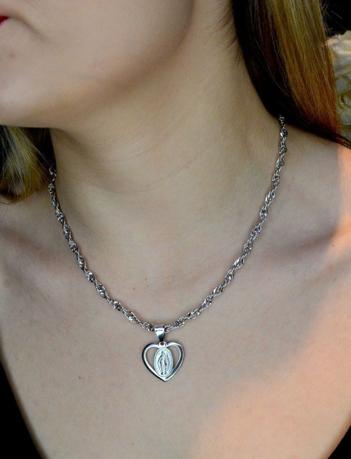 Srebrna zawieszka serce z Matką Boską DIA-ZAW-41073-925. Idealnie będzie pasował do srebrny subtelnych łańcuszków. Sprawdzi się również jako idealny prezent na komunię bądź chrzciny dla dziecka.jpg