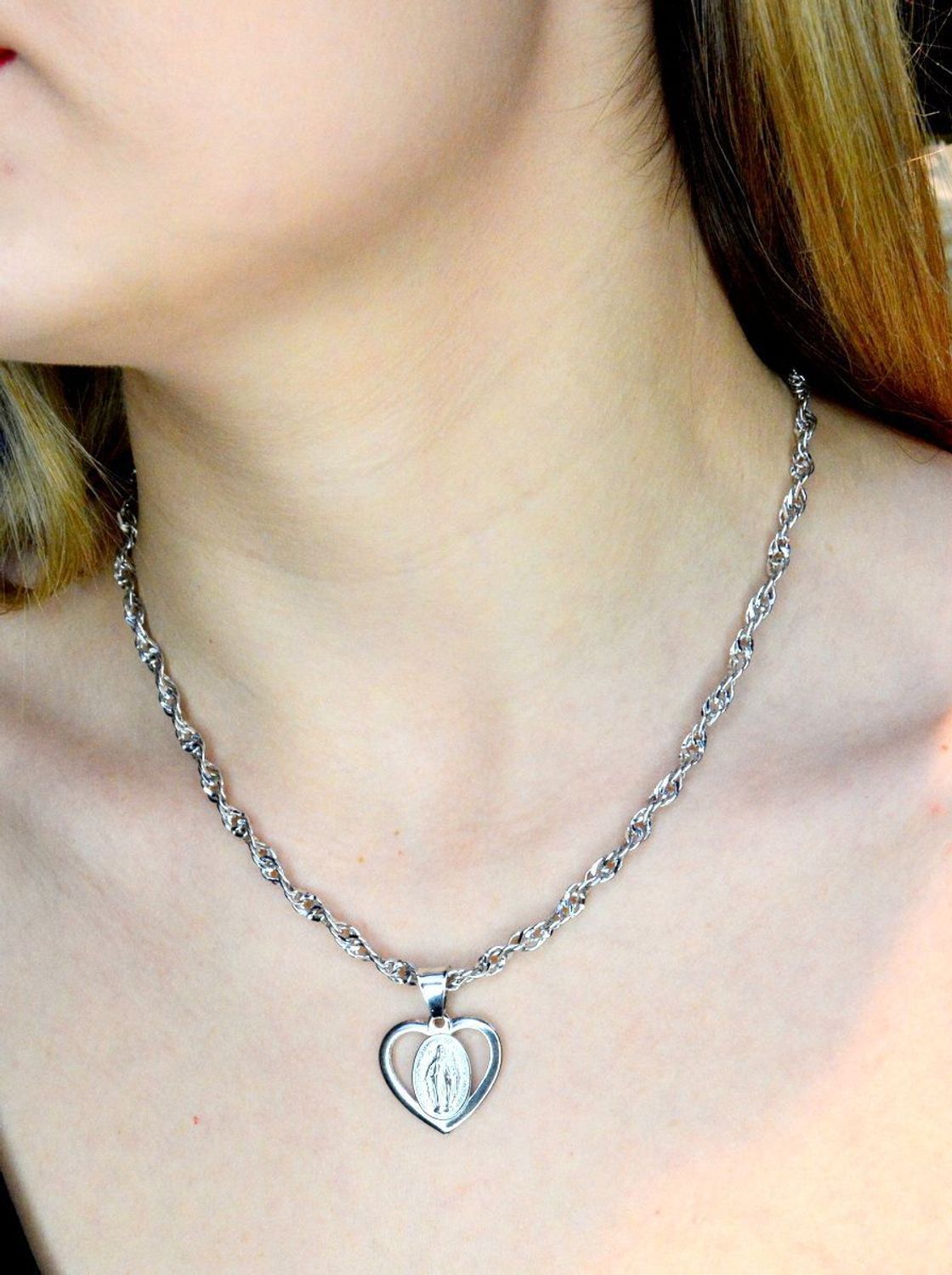 Srebrna zawieszka serce z Matką Boską DIA-ZAW-41073-925. Idealnie będzie pasował do srebrny subtelnych łańcuszków. Sprawdzi się również jako idealny prezent na komunię bądź chrzciny dla dziecka.jpg