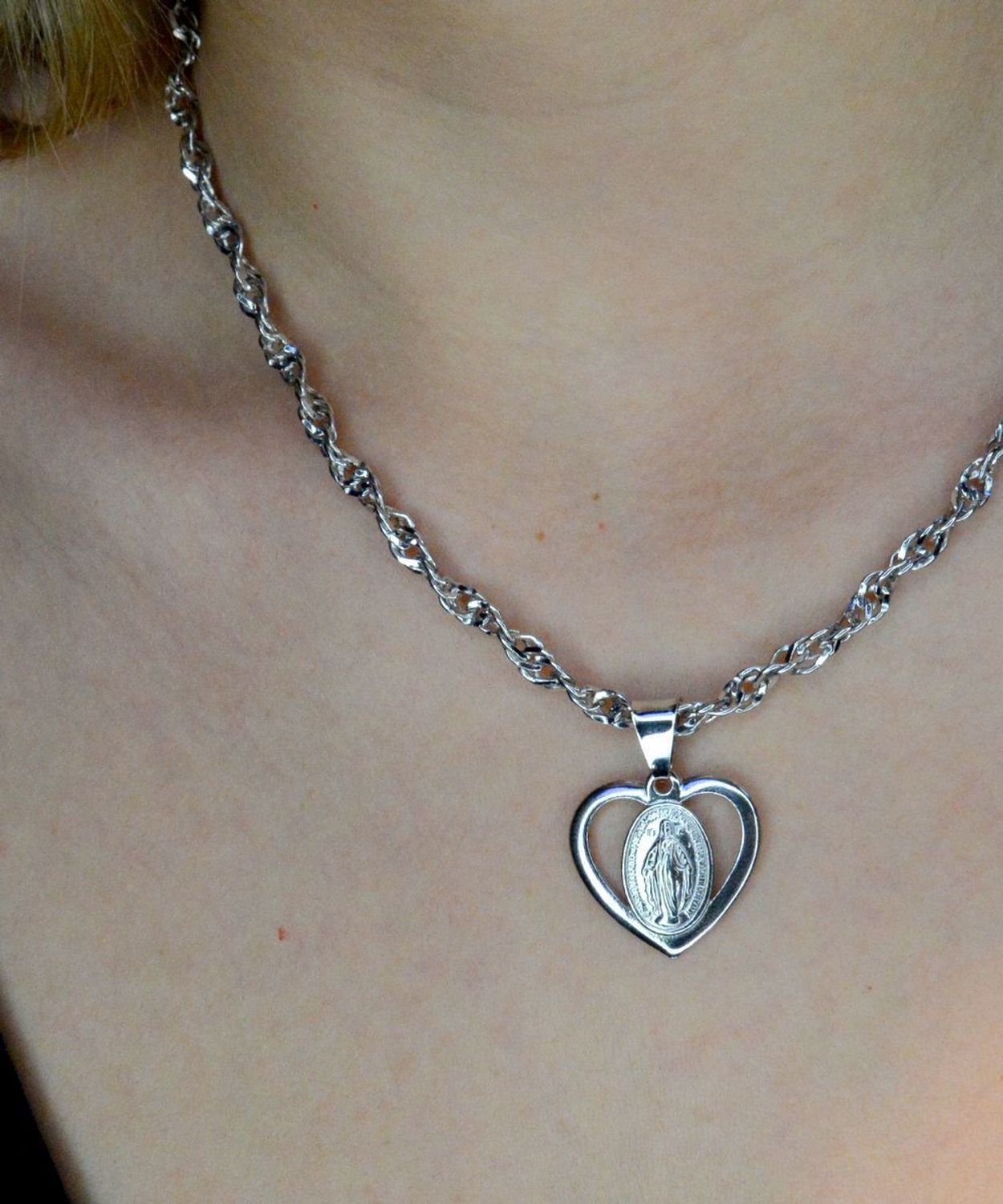 Srebrna zawieszka serce z Matką Boską DIA-ZAW-41073-925. Idealnie będzie pasował do srebrny subtelnych łańcuszków. Sprawdzi się również jako idealny prezent na komunię bądź chrzciny dla dziecka.jpg