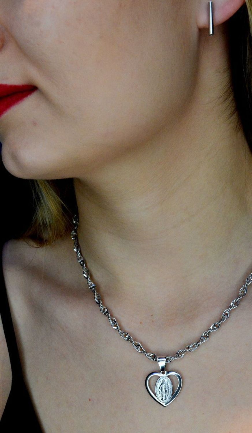 Srebrna zawieszka serce z Matką Boską DIA-ZAW-41073-925. Idealnie będzie pasował do srebrny subtelnych łańcuszków. Sprawdzi się również jako idealny prezent na komunię bądź chrzciny dla dziecka.jpg