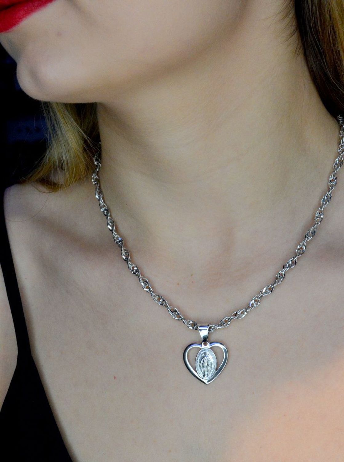 Srebrna zawieszka serce z Matką Boską DIA-ZAW-41073-925. Idealnie będzie pasował do srebrny subtelnych łańcuszków. Sprawdzi się również jako idealny prezent na komunię bądź chrzciny dla dziecka.jpg