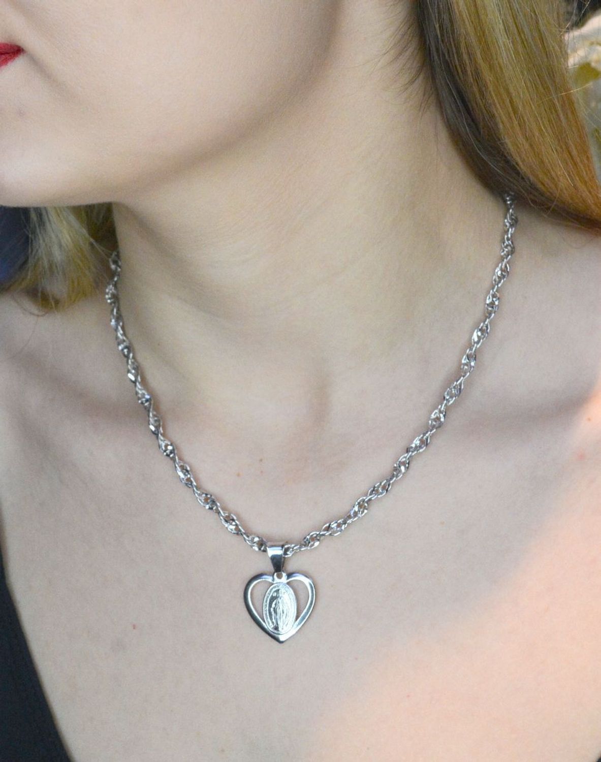 Srebrna zawieszka serce z Matką Boską DIA-ZAW-41073-925. Idealnie będzie pasował do srebrny subtelnych łańcuszków. Sprawdzi się również jako idealny prezent na komunię bądź chrzciny dla dziecka.jpg