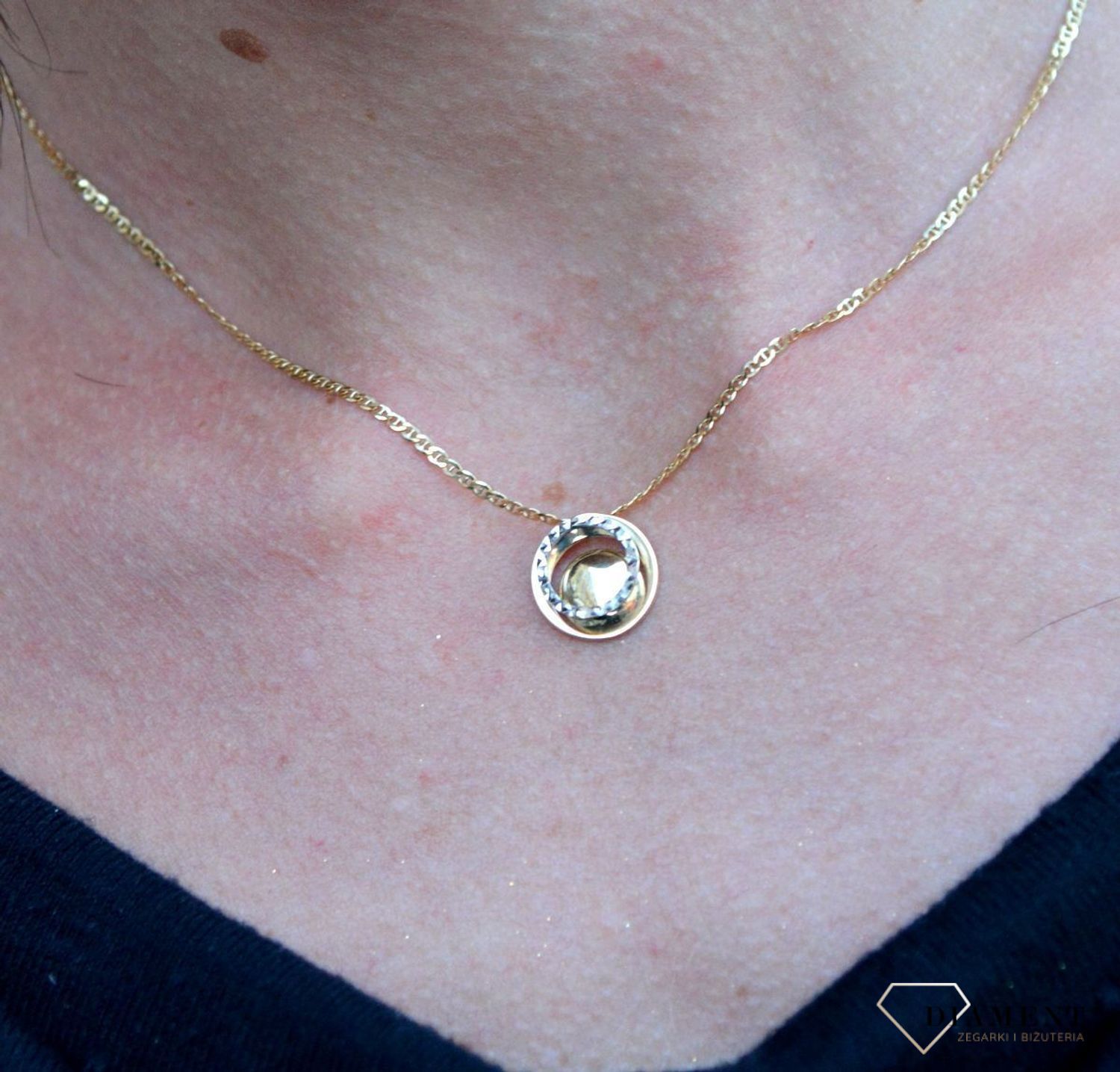 Złota zawieszka okrągła grawerowane białe złoto DIA-ZAW-4158-585.jpg