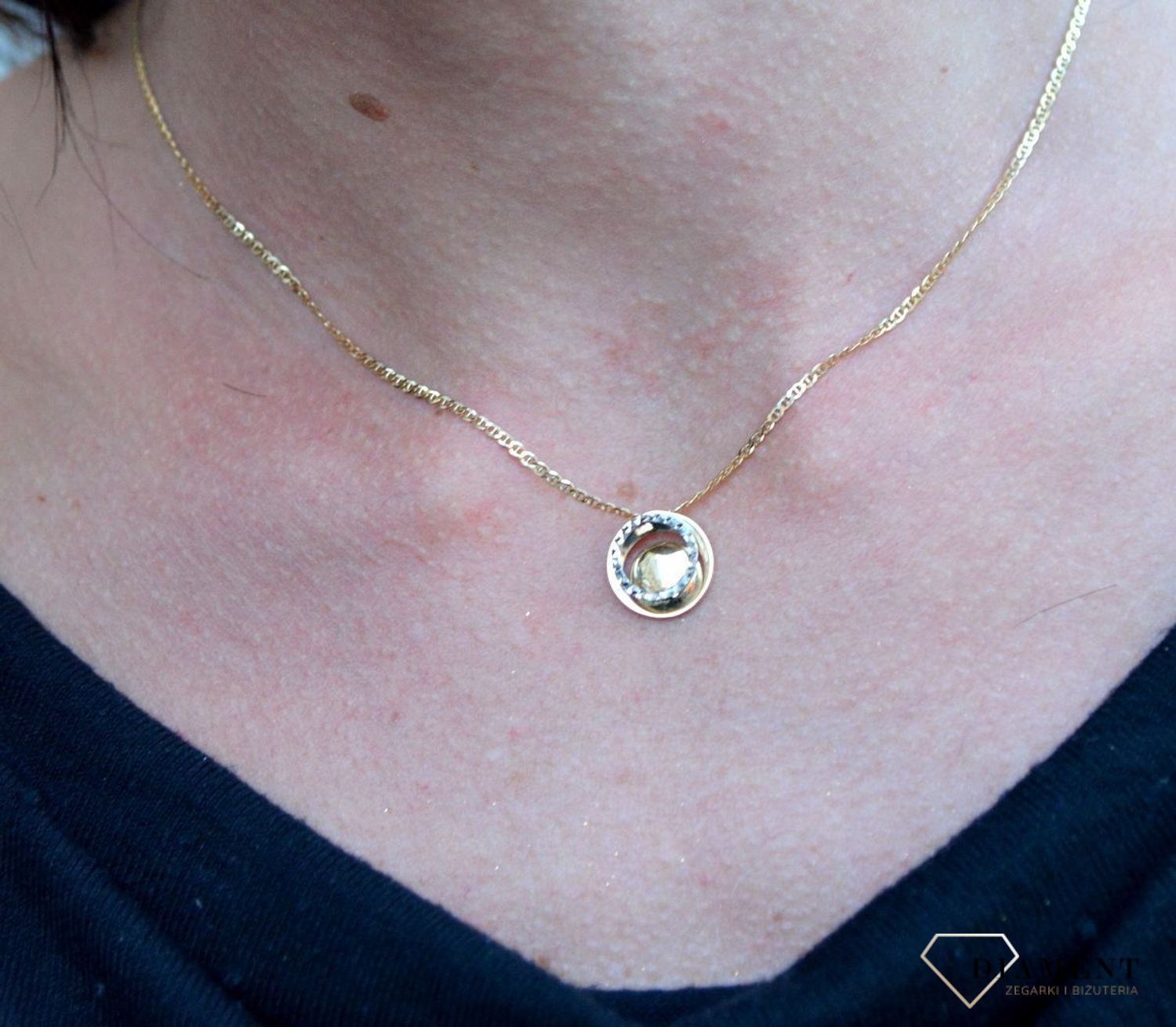 Złota zawieszka okrągła grawerowane białe złoto DIA-ZAW-4158-585.jpg