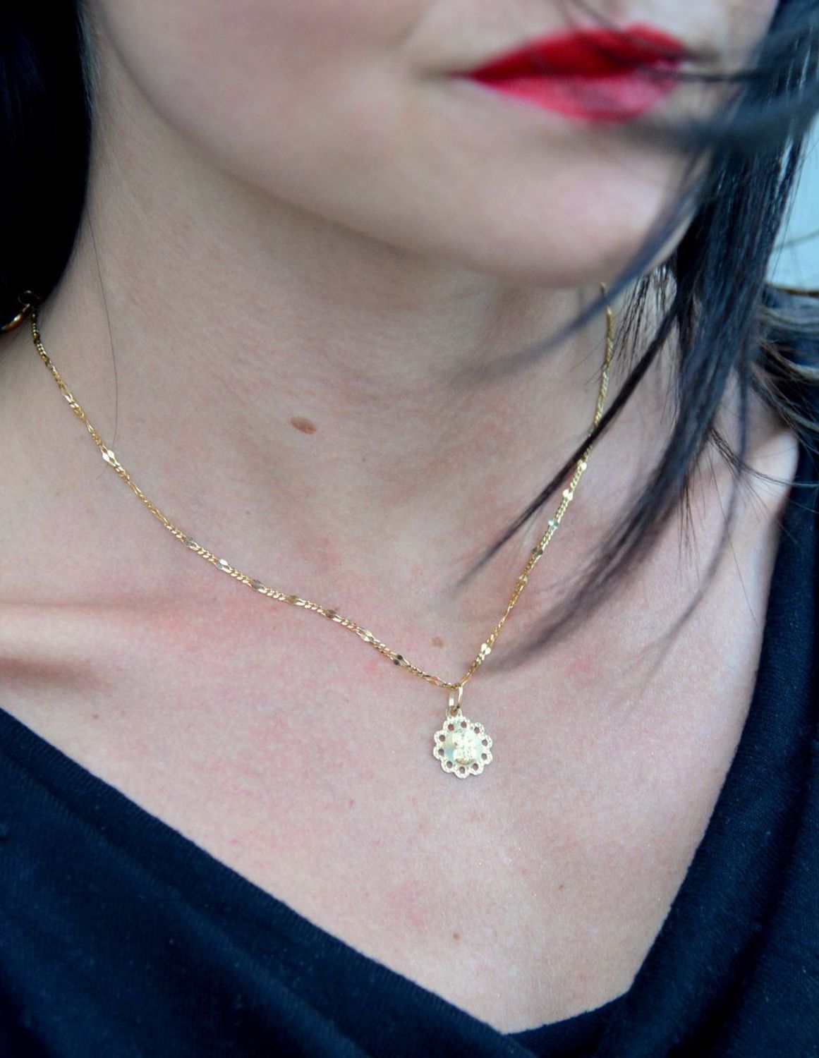 Złota zawieszka medalik kształt kwiatek z Matką Boską DIA-ZAW-4204-585.jpg