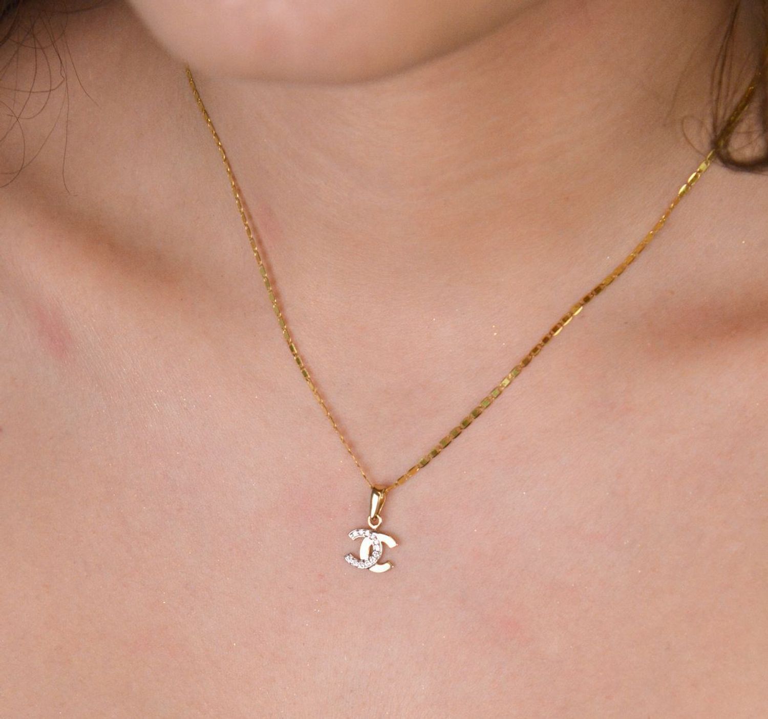 Zawieszka złota chanelka z białą cyrkonią pr 585, DIA-ZAW-4210-585 Złota zawieszka 585 o wzorze chanel z cyrkoniami w białym kolorze. Piękny, złoty wisiorek o ciekawym1.jpg