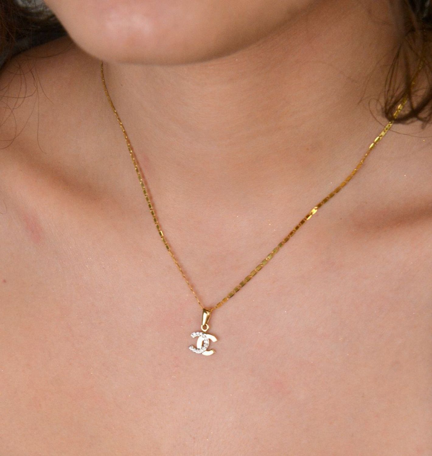 Zawieszka złota chanelka z białą cyrkonią pr 585, DIA-ZAW-4210-585 Złota zawieszka 585 o wzorze chanel z cyrkoniami w białym kolorze. Piękny, złoty wisiorek o ciekawym1.jpg