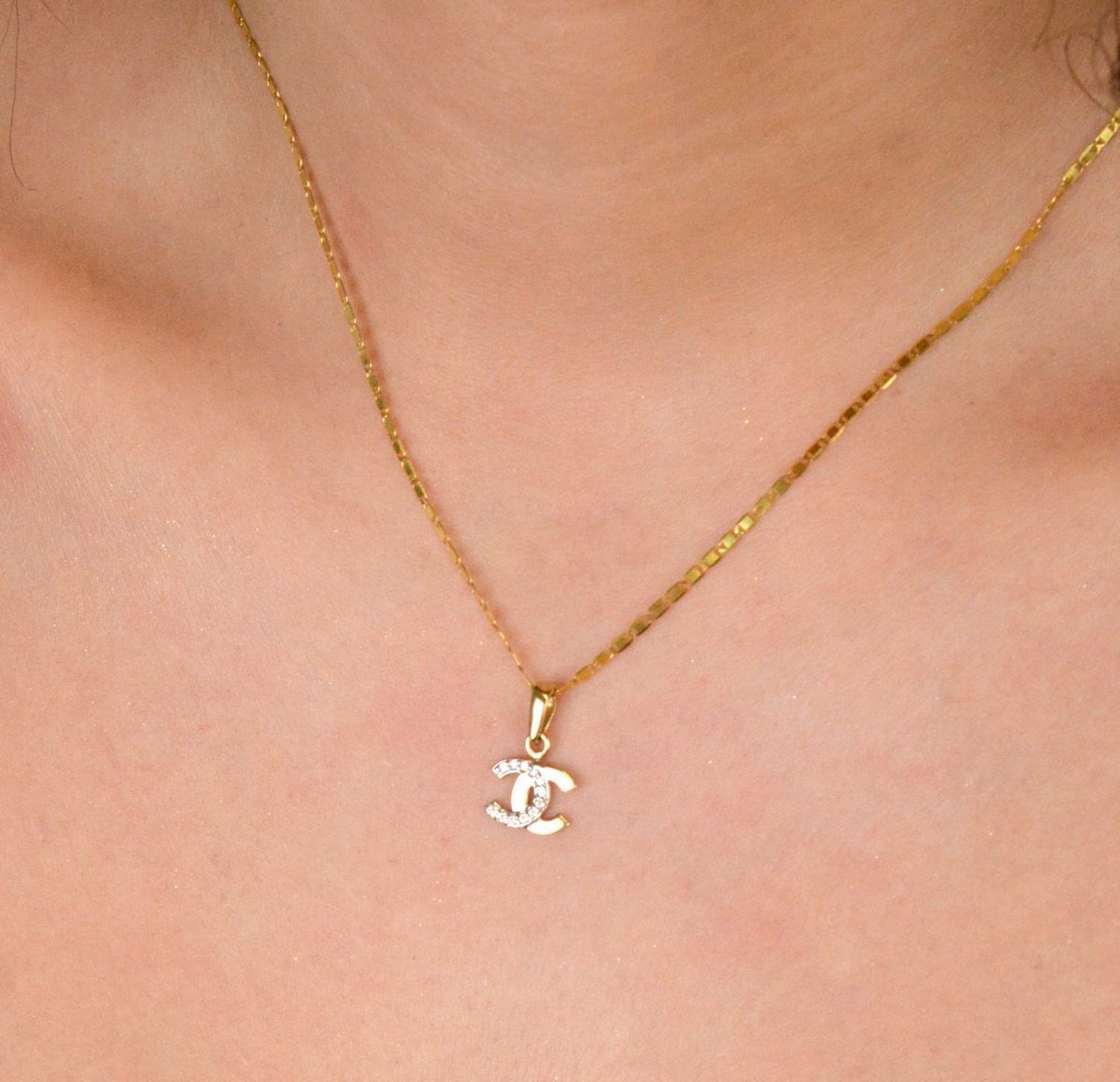 Zawieszka złota chanelka z białą cyrkonią pr 585, DIA-ZAW-4210-585 Złota zawieszka 585 o wzorze chanel z cyrkoniami w białym kolorze. Piękny, złoty wisiorek o ciekawym1.jpg